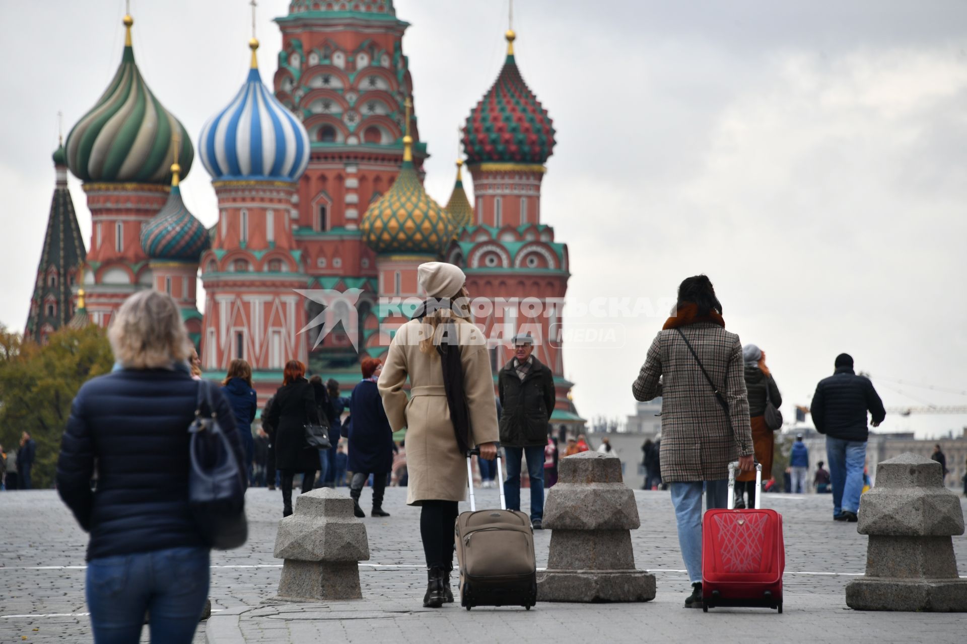 Москва.  Туристки на Красной площади.