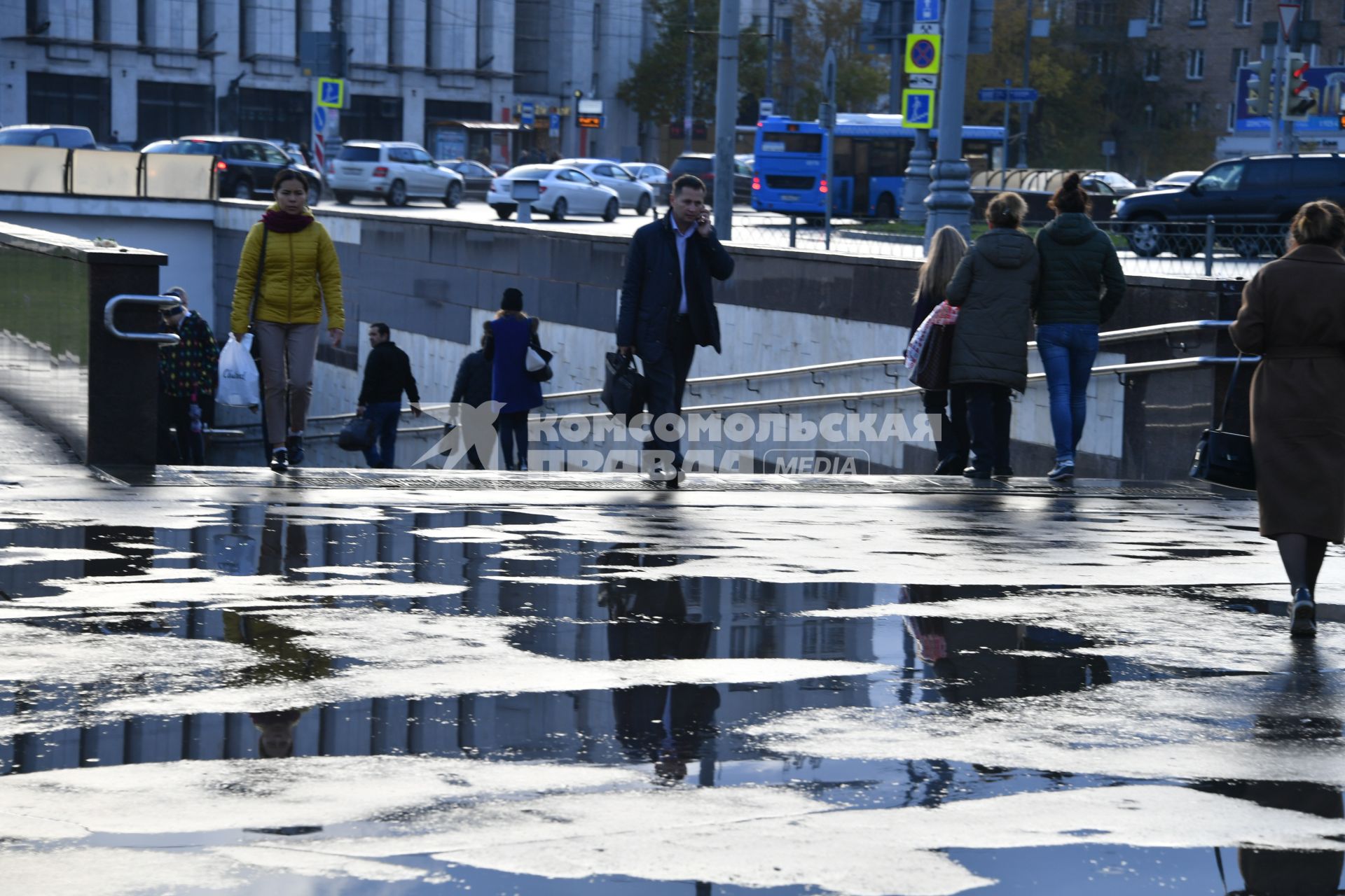 Москва.  Пешеходы у подземного перехода.