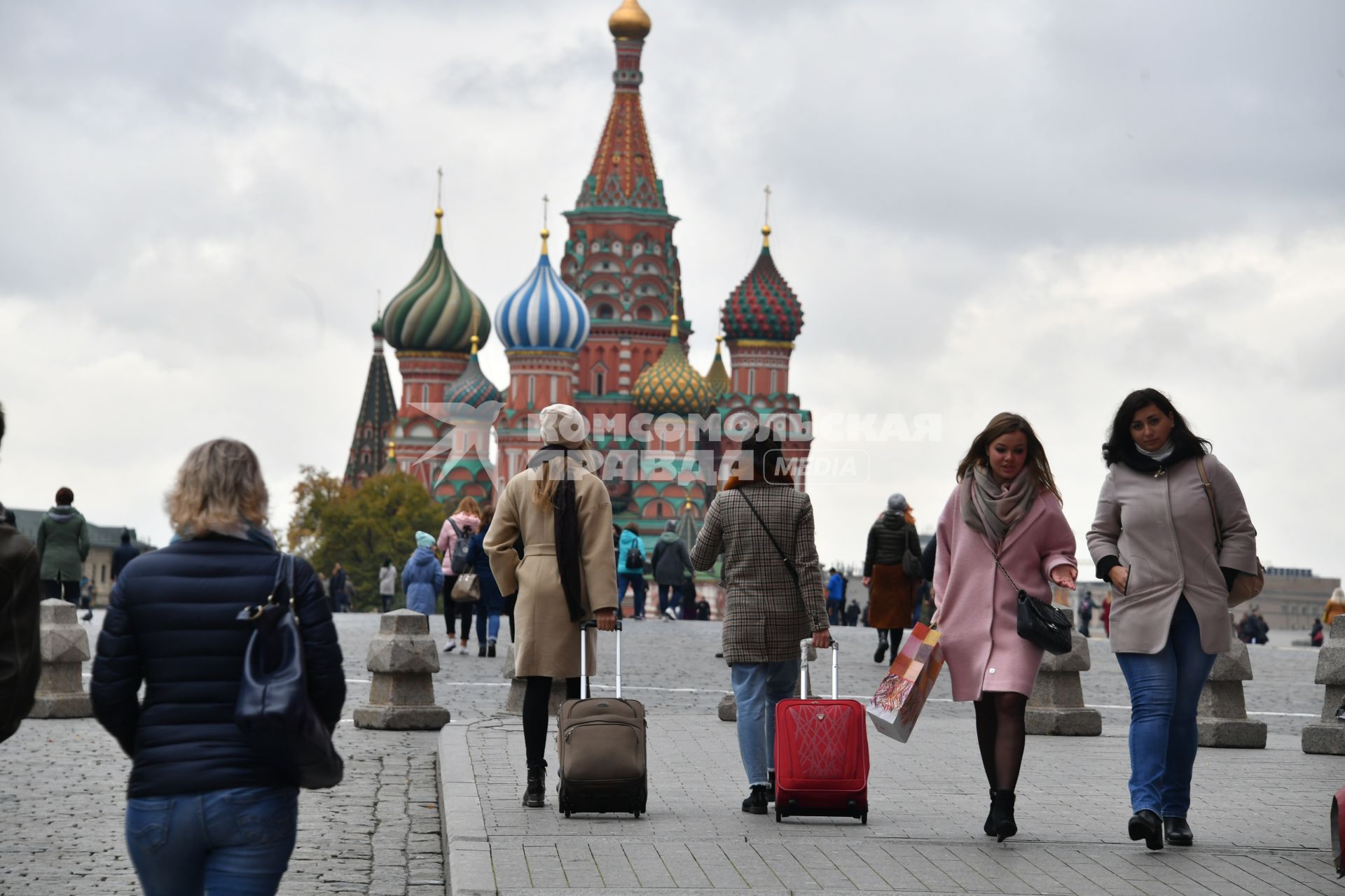 Москва.  Туристки на Красной площади.