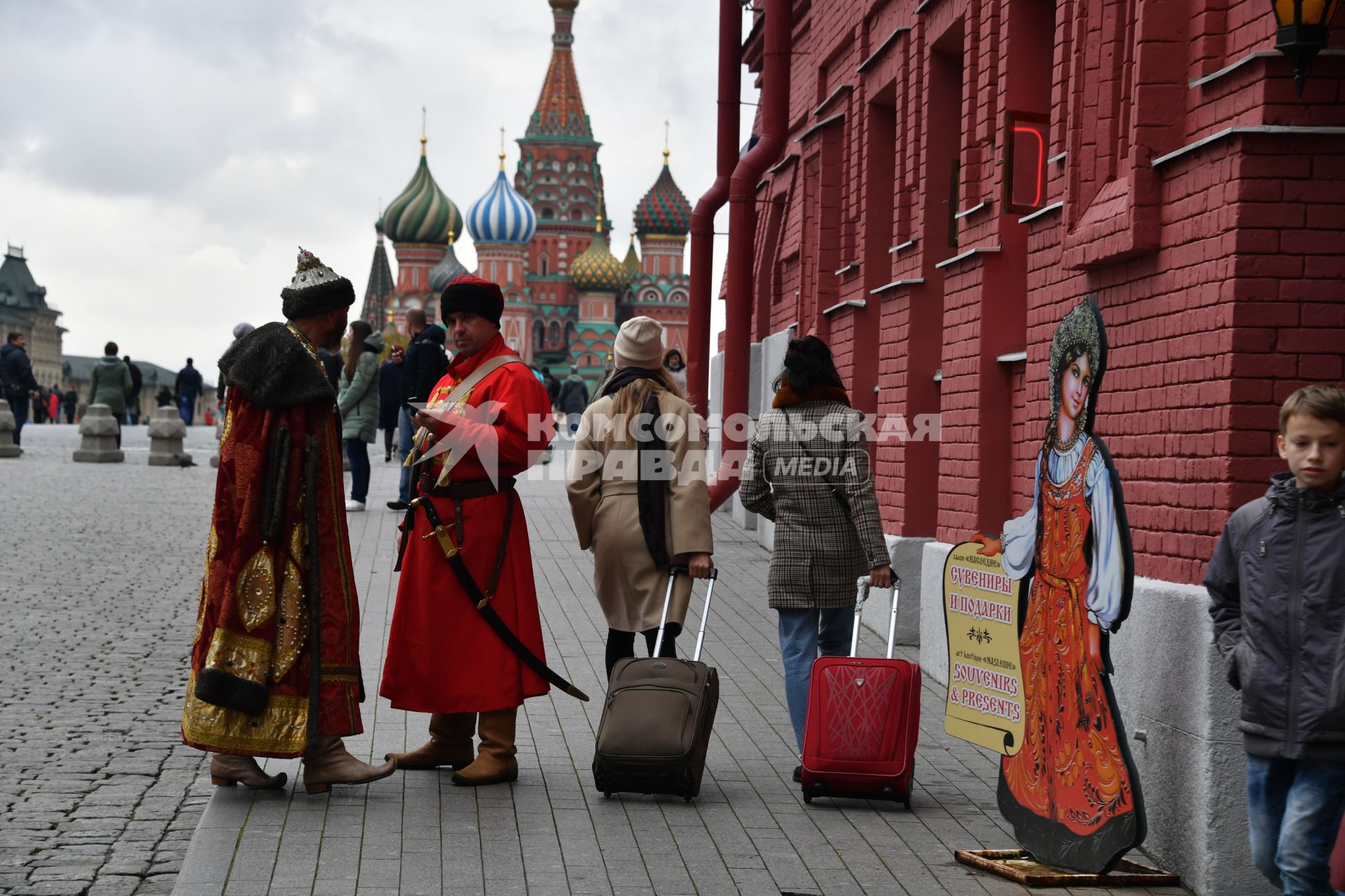 Москва.  Туристки на Красной площади.