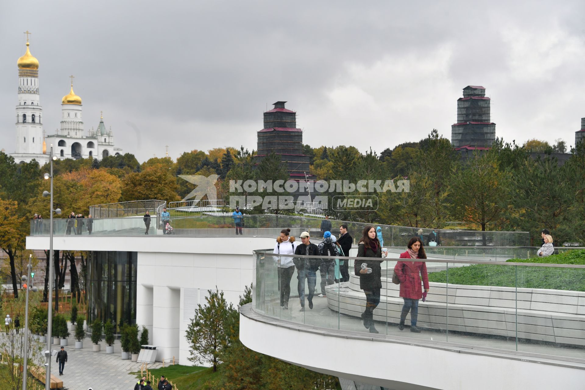 Москва.   Посетители  в ландшафтном парке `Зарядье`.