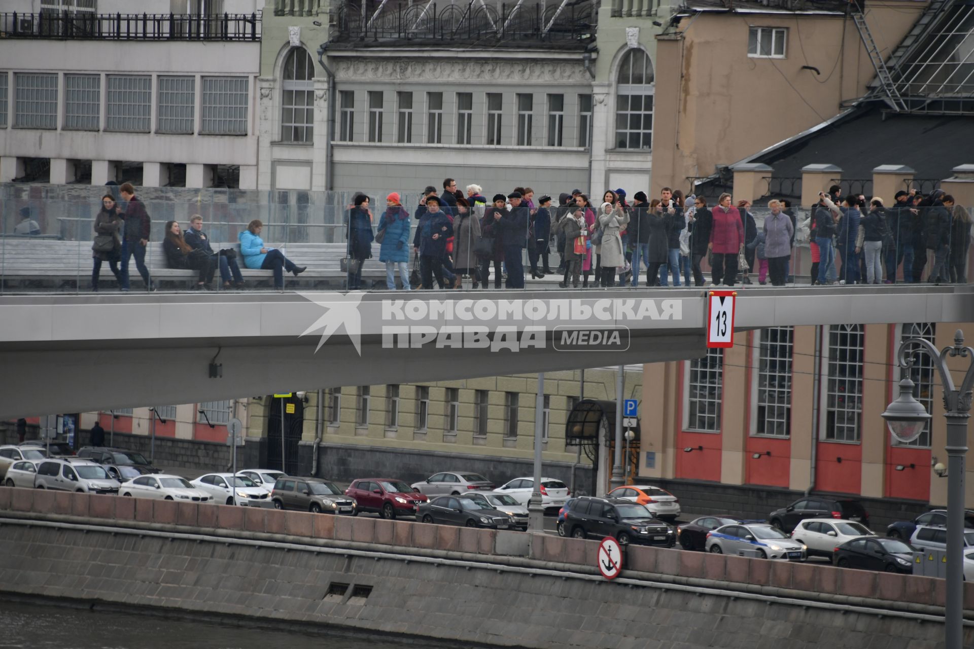 Москва.   Посетители на Парящем мосту ландшафтного парка `Зарядье`.