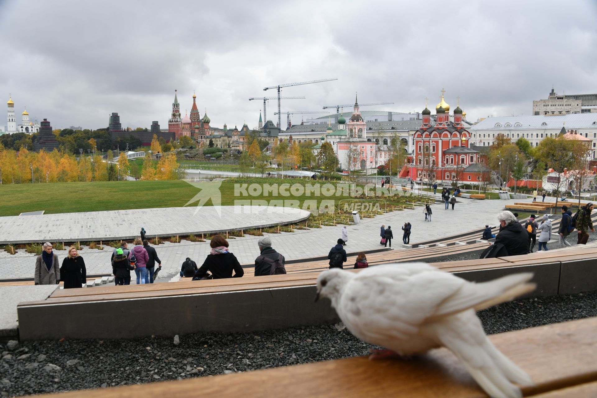 Москва.   Посетители  в ландшафтном парке `Зарядье`.