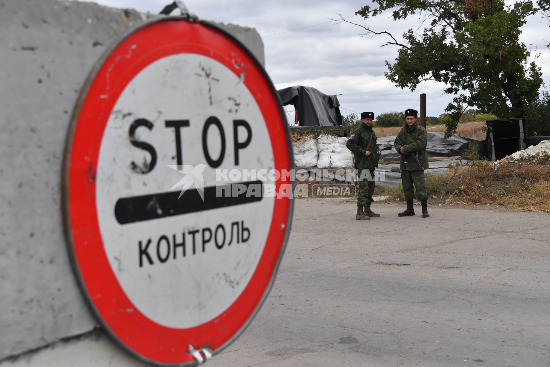 Украина, Донбасс. Конторольнщ-пропускной пункт.