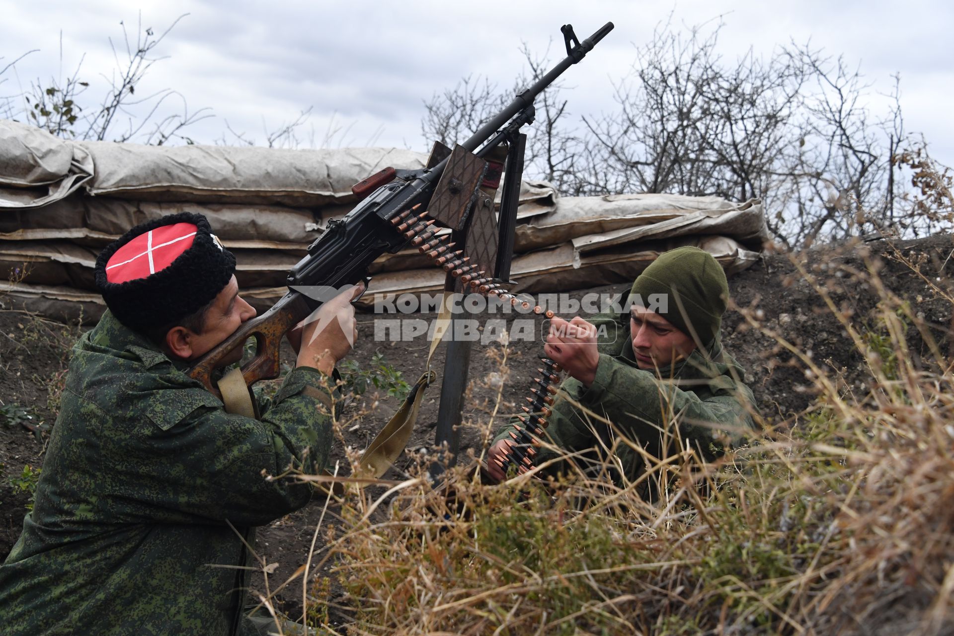 Украина, Донбасс. Ополченцы  в траншеях.