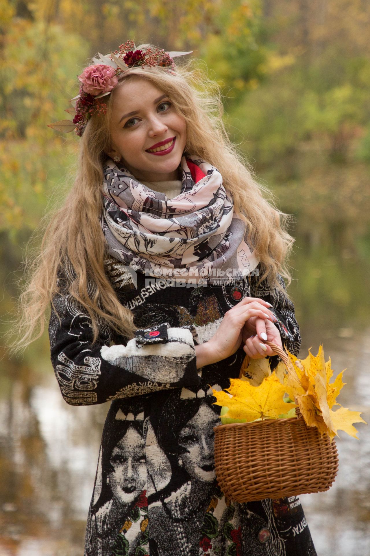 Санкт-Петербург.  Девушка во время прогулки в осеннем парке.