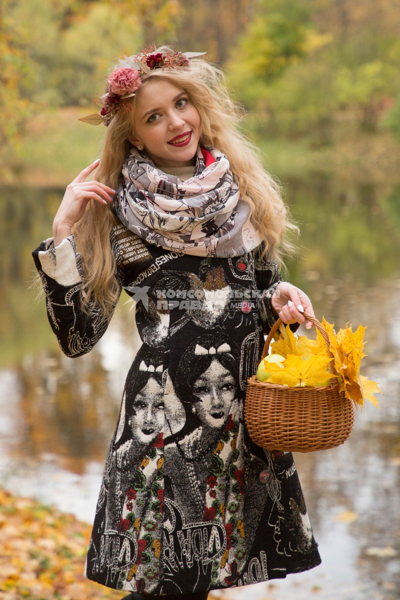Санкт-Петербург.  Девушка во время прогулки в осеннем парке.