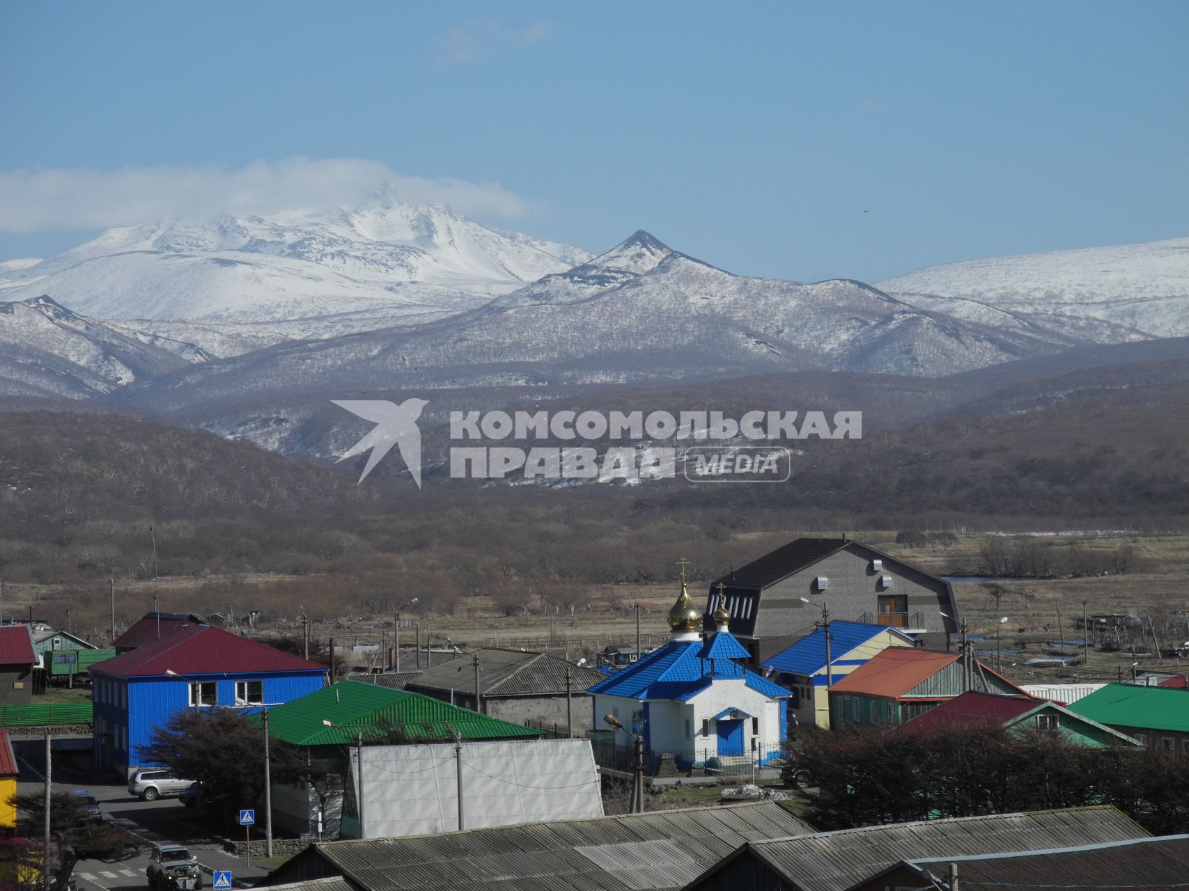 Сахалинская область, остров Итуруп. Вид на г. Курильск и Храм Богоявления Господня.