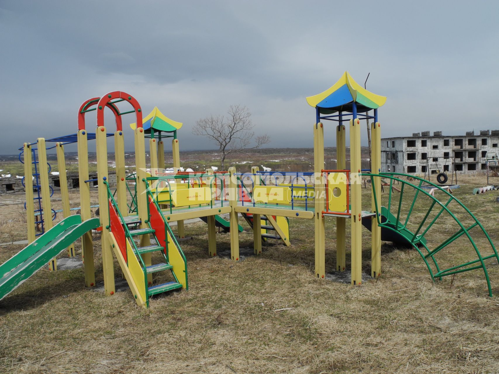Сахалинская область, остров Итуруп. Детская площадка в селе Горное.