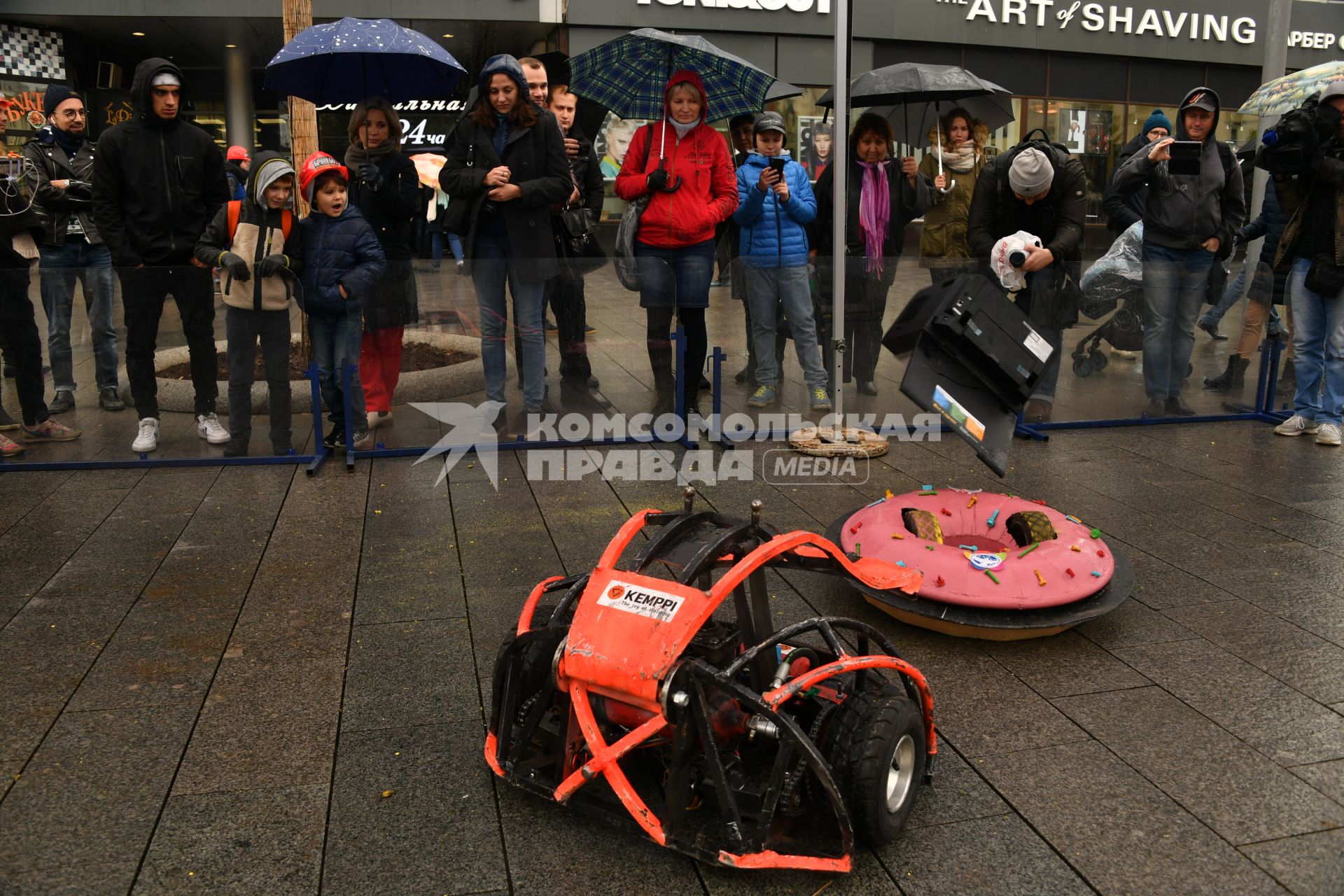 Москва. Битва роботов-тяжеловесов  во время фестиваля `Золотая осень` на Новом Арбате.