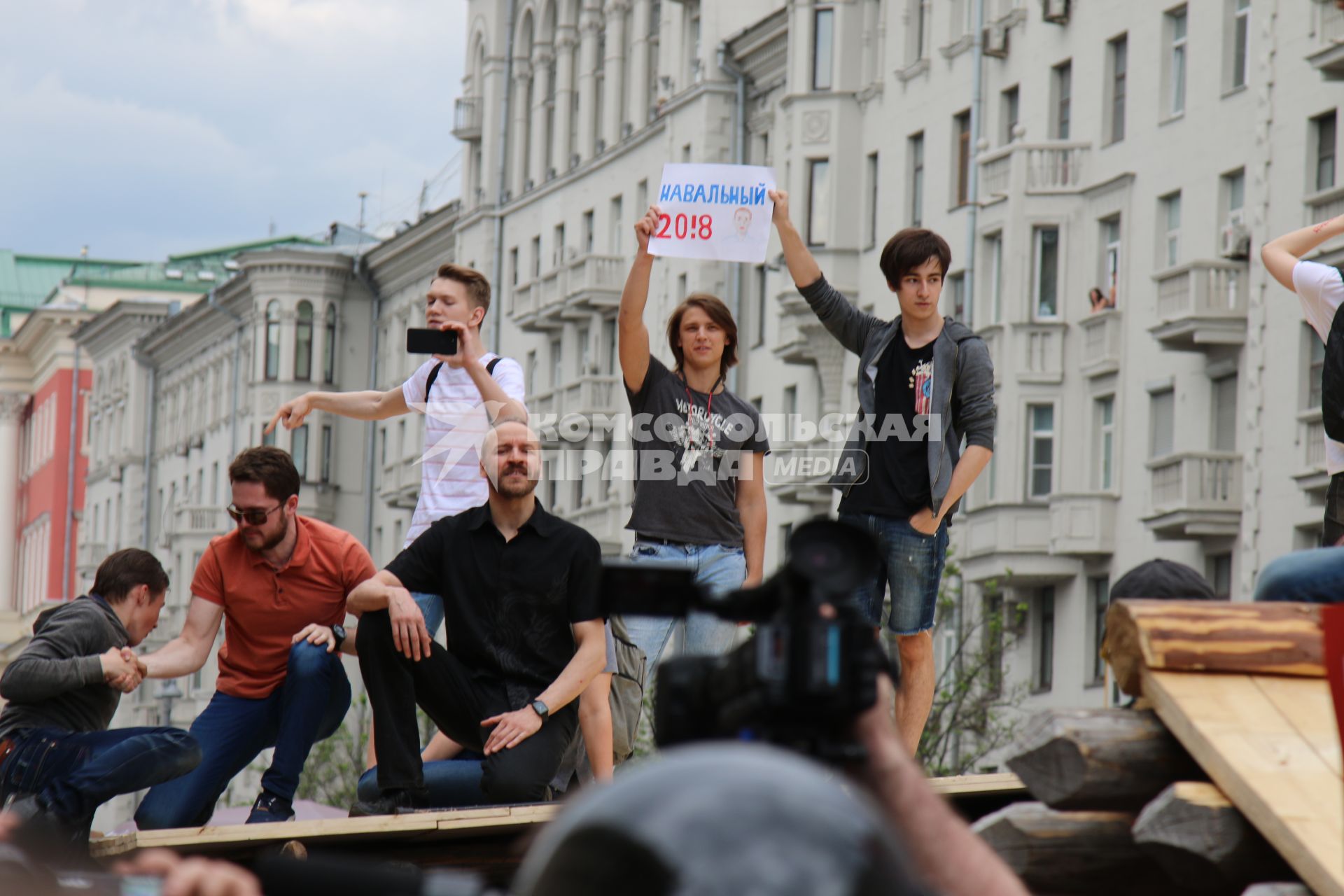 Москва.  Молодые люди во время несанкционированной акции на Тверской улице, где проходит фестиваль `Времена и эпохи`.