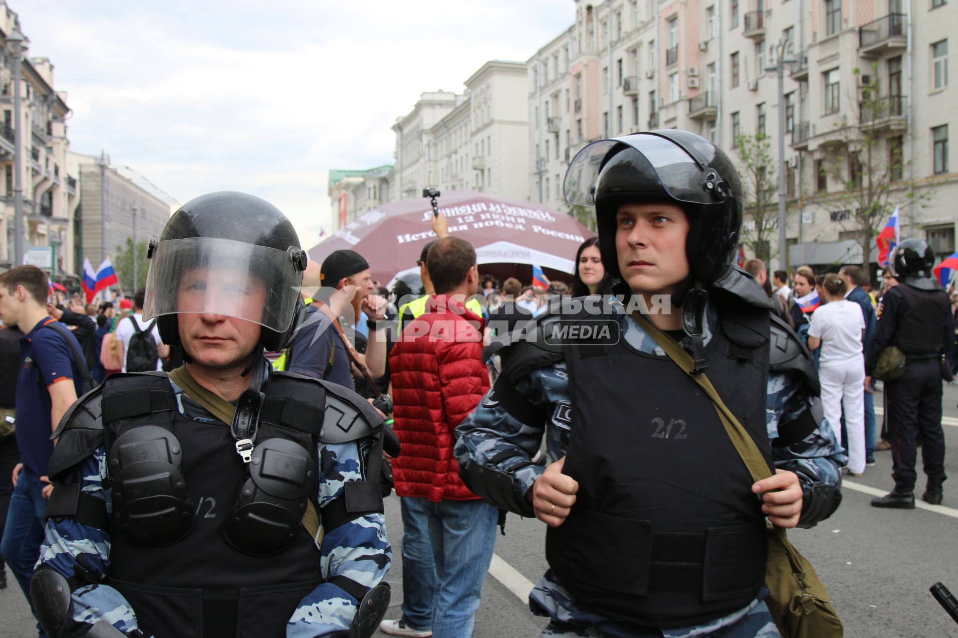 Москва. Полицейские во время несанкционированной акции на Тверской улице, где проходит фестиваль `Времена и эпохи`.