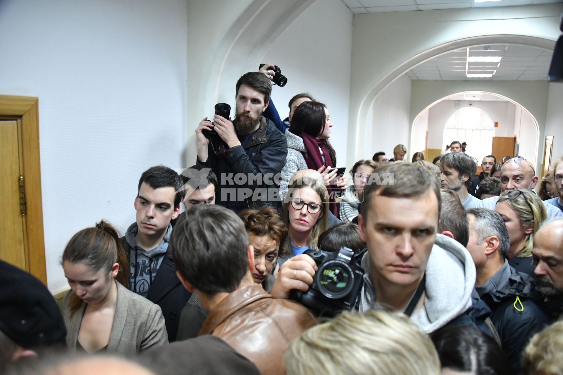 Москва. Телеведущая Ксения Собчак (в центре) в  Басманном суде, где рассматривается ходатайство следствия о продлении срока домашнего ареста режиссеру Кириллу Серебренникову, обвиняемому в мошенничестве в особо крупном размере.