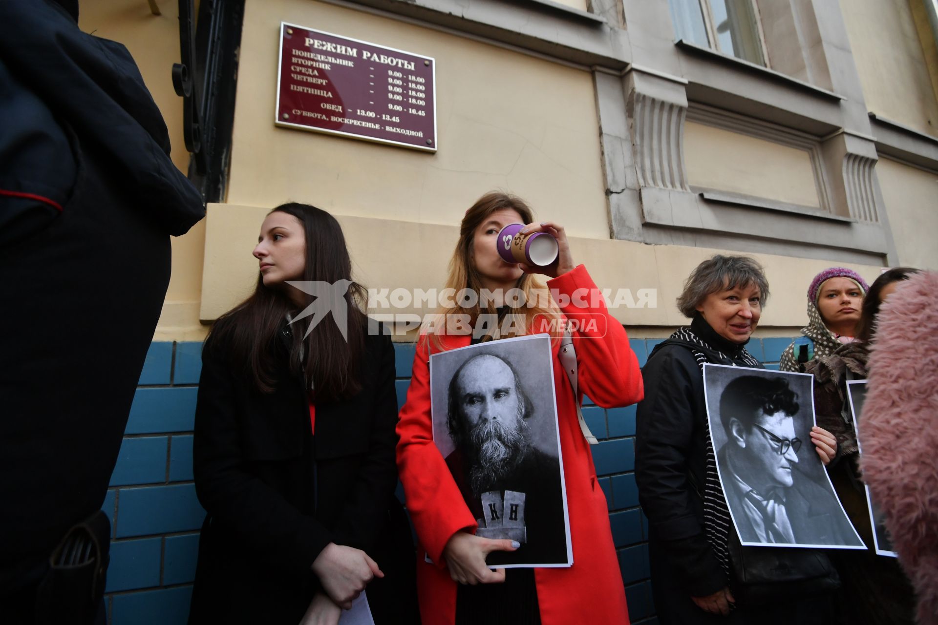 Москва. Люди у  Басманного суда, где рассматривается ходатайство следствия о продлении срока домашнего ареста режиссеру Кириллу Серебренникову, обвиняемому в мошенничестве в особо крупном размере.