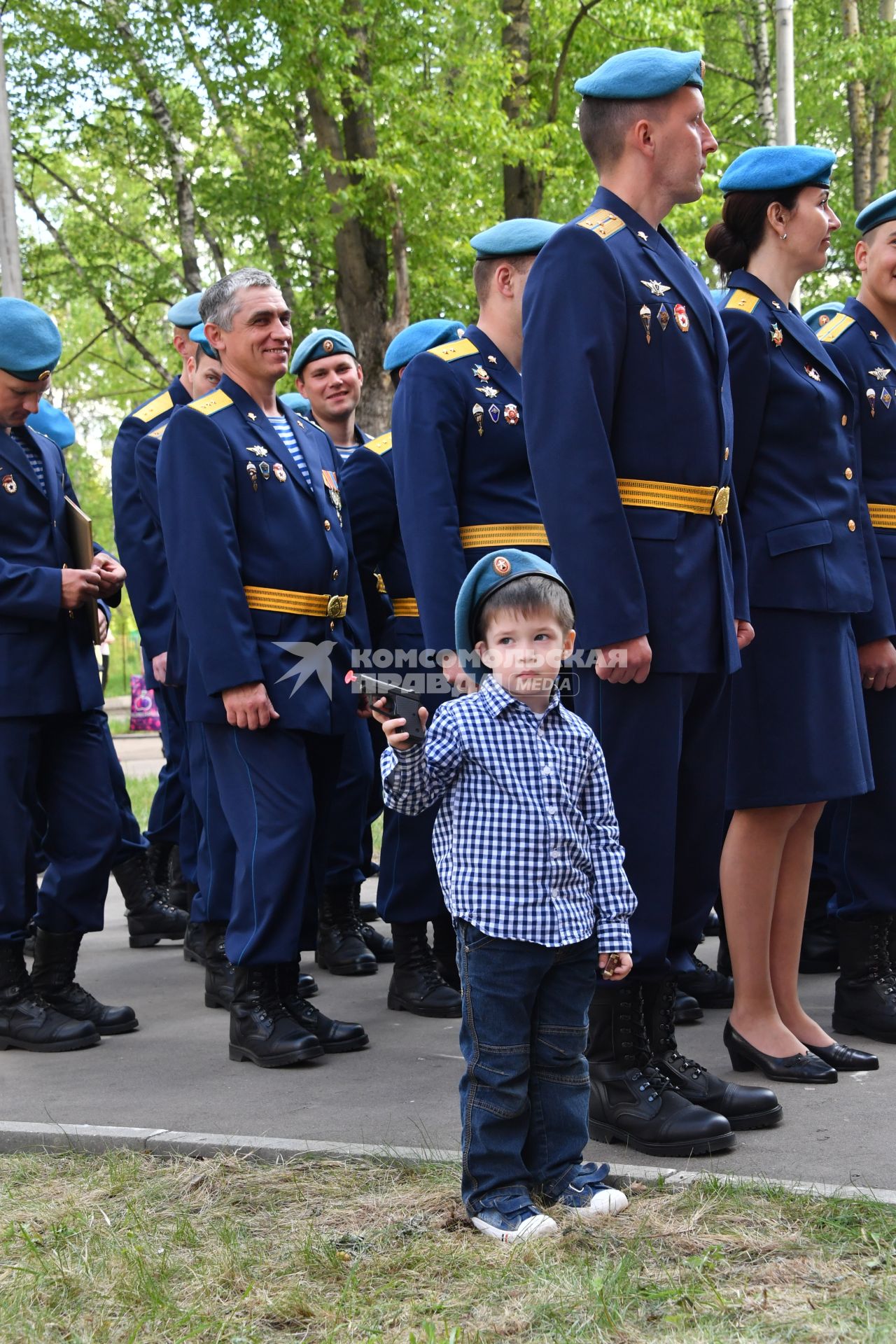 Московская область , Щелково. Военнослужащие  во время торжественного вручения  ключей от новых квартир.