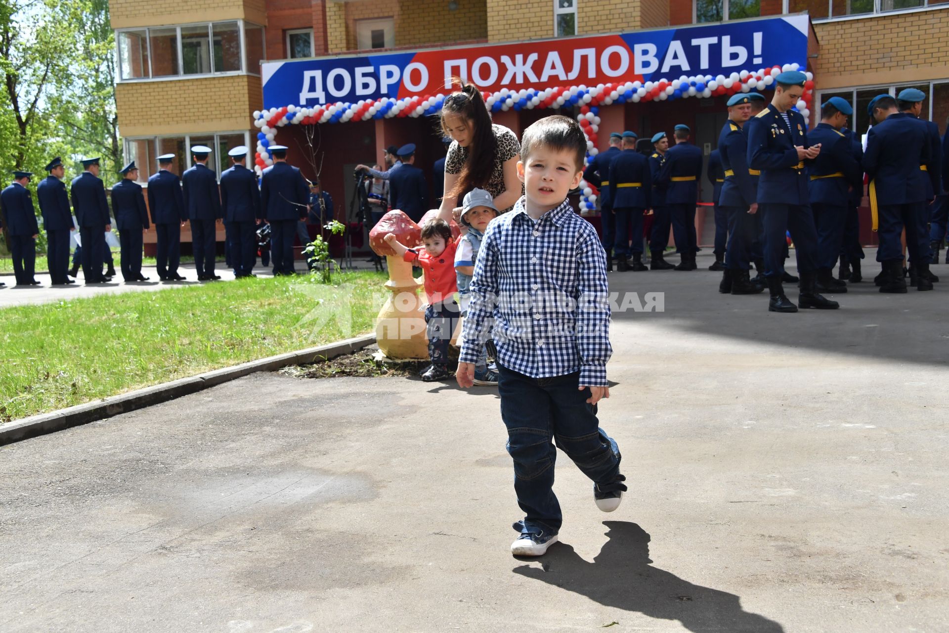 Московская область ,Щелково. Семья военнослужащего на   торжественном вручении  летчикам и десантникам ключей от новых квартир.