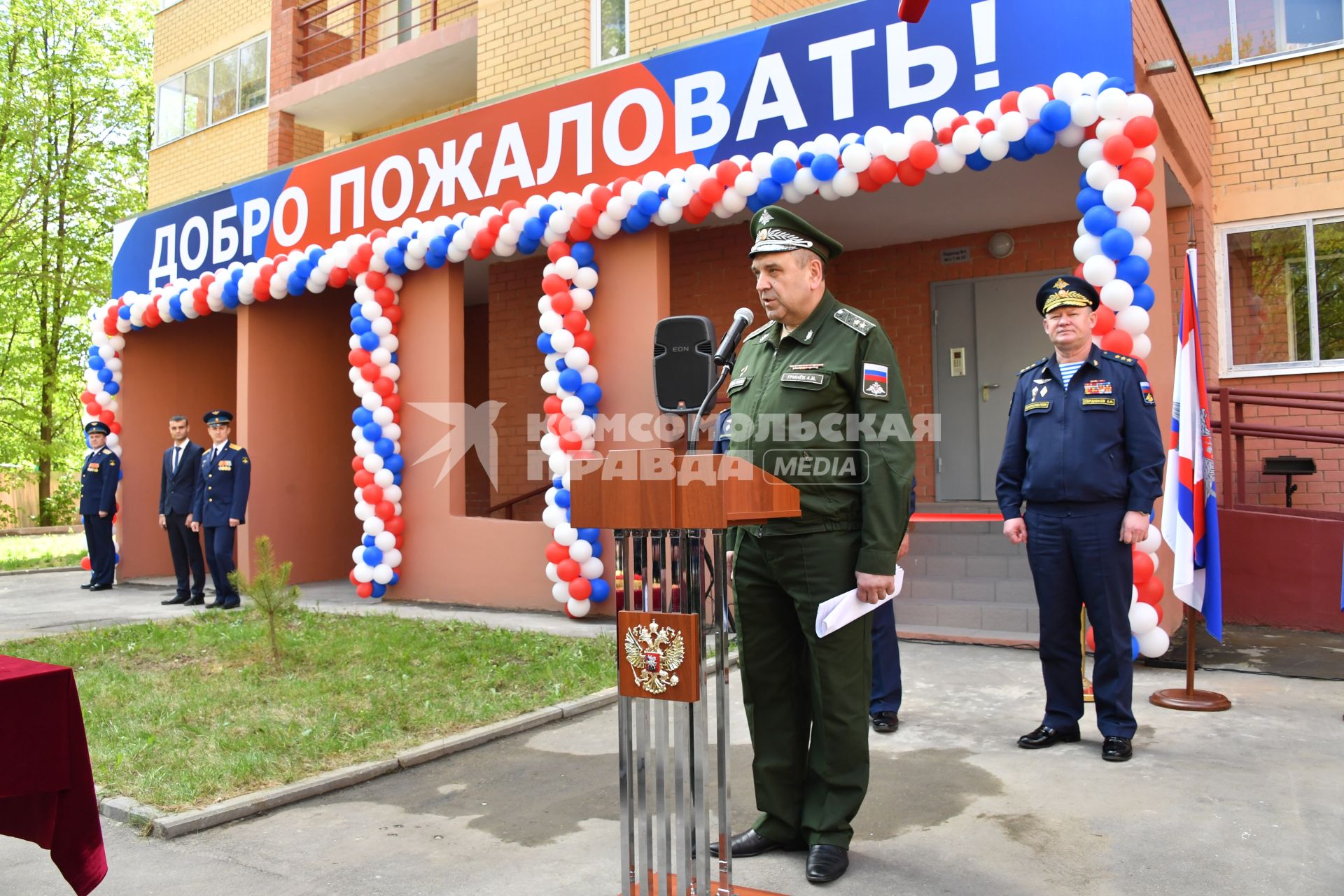 Московская область ,Щелково. Заместитель руководителя департамента жилищного обеспечения министерства обороны РФ Анатолий Гринев    во время торжественного вручения летчикам и десантникам ключей от новых квартир.