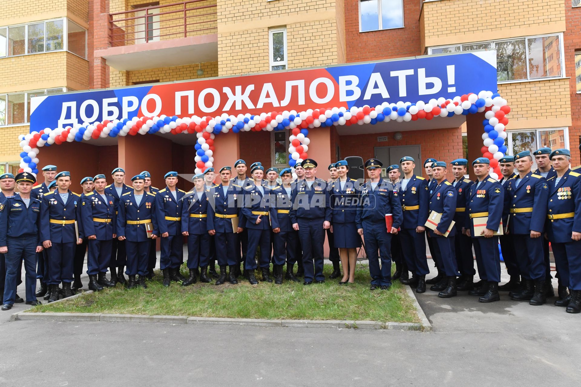 Московская область ,Щелково. Военнослужащие  во время торжественного вручения  ключей от новых квартир.