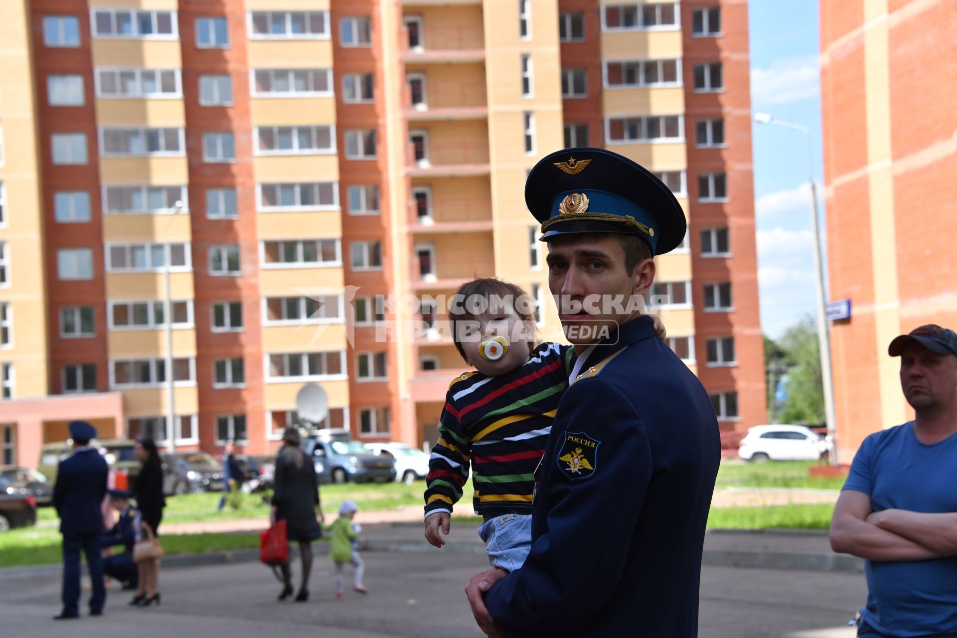 Московская область , Щелково. Семья военнослужащего на   торжественном вручении  ключей от новых квартир.