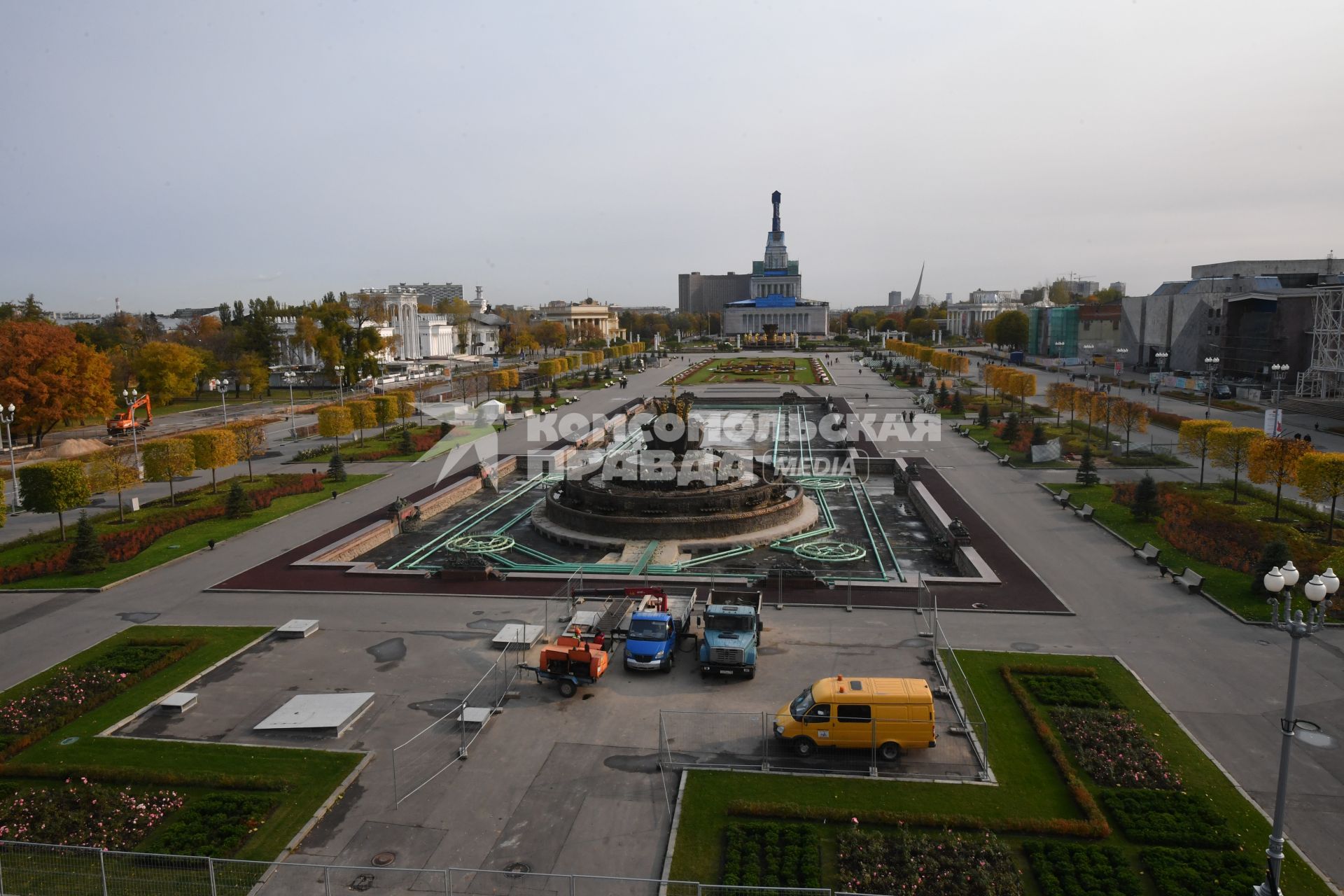 Москва.  Вид на территорию ВДНХ и  Главную аллею с павильона `Земледелие`.