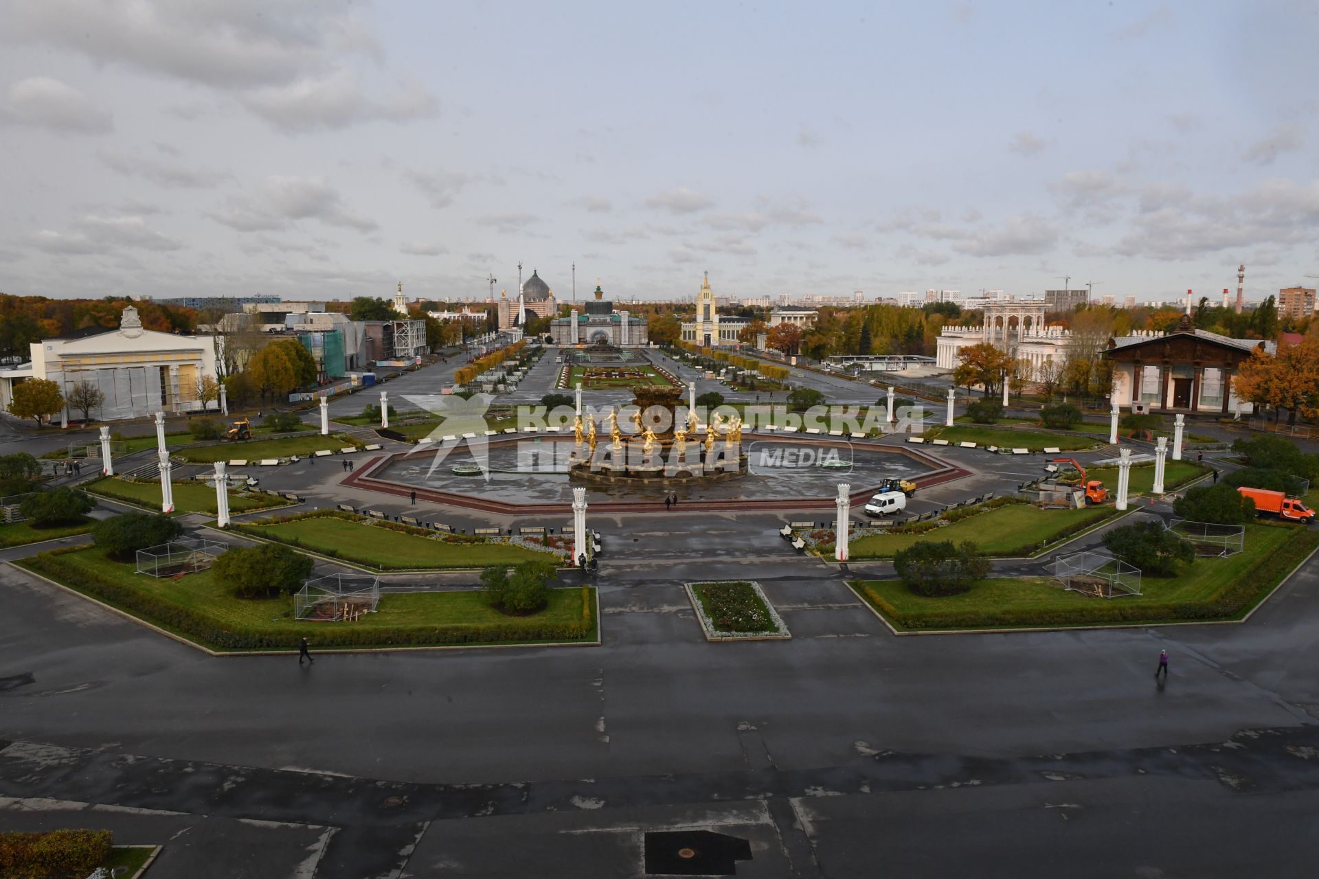 Москва.  Вид на территорию ВДНХ и фонтан `Дружба народов` с павильона `Центральный`.