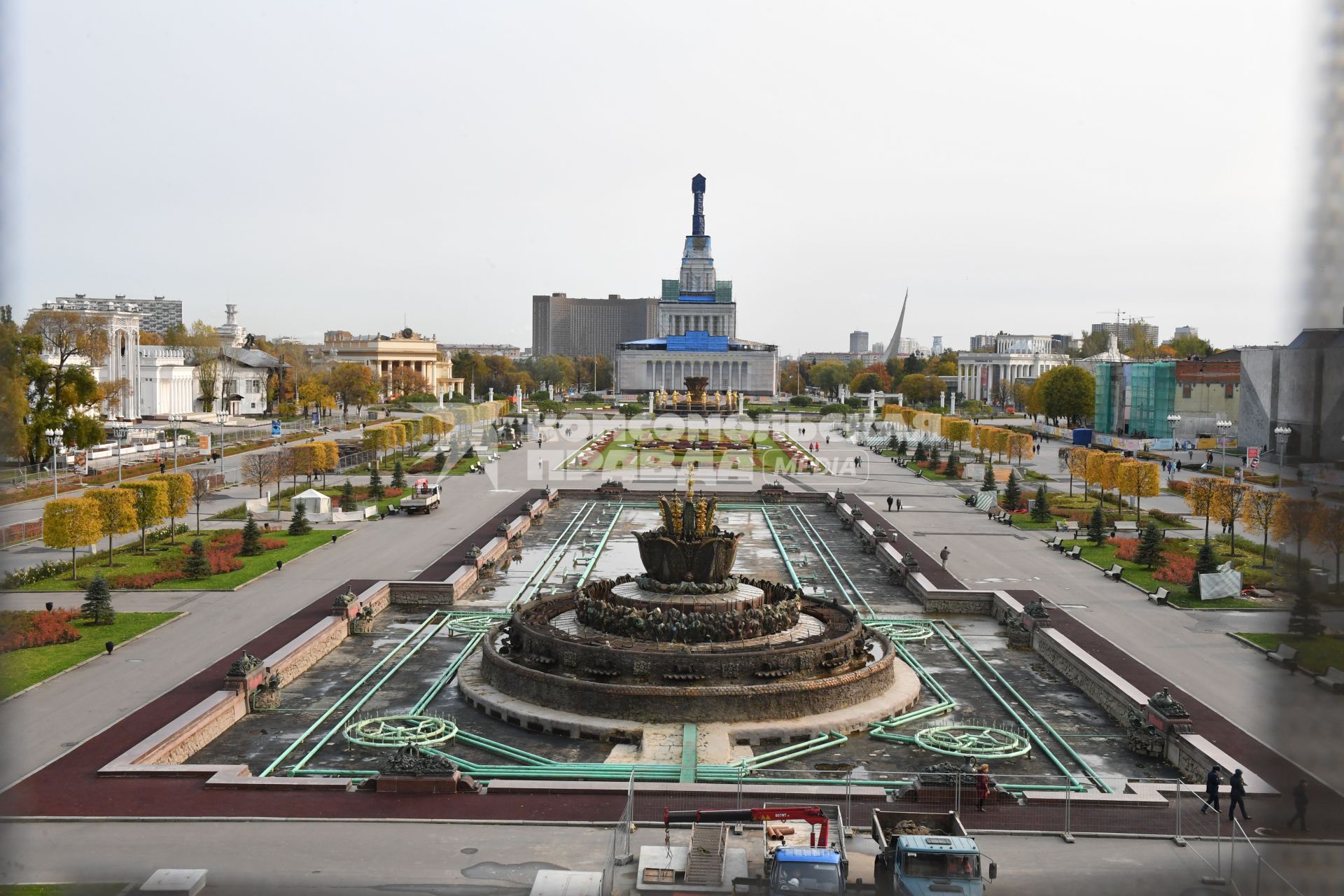 Москва.  Вид на территорию ВДНХ и  Главную аллею с павильона `Земледелие`.