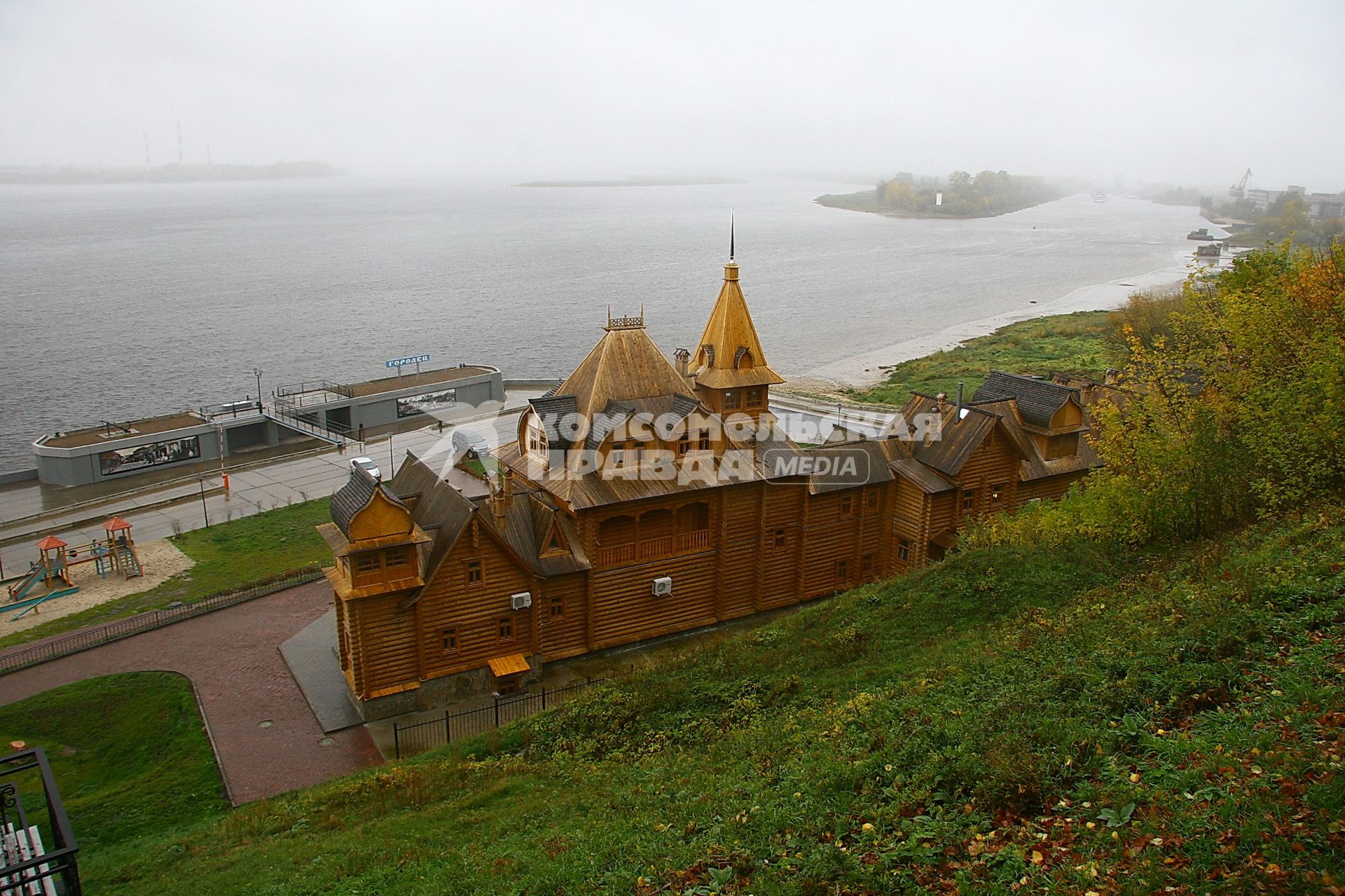 Нижегородская область, г. Городец. Вид на набережную реки Волги и музейно-туристический комплекс `Город мастеров`.