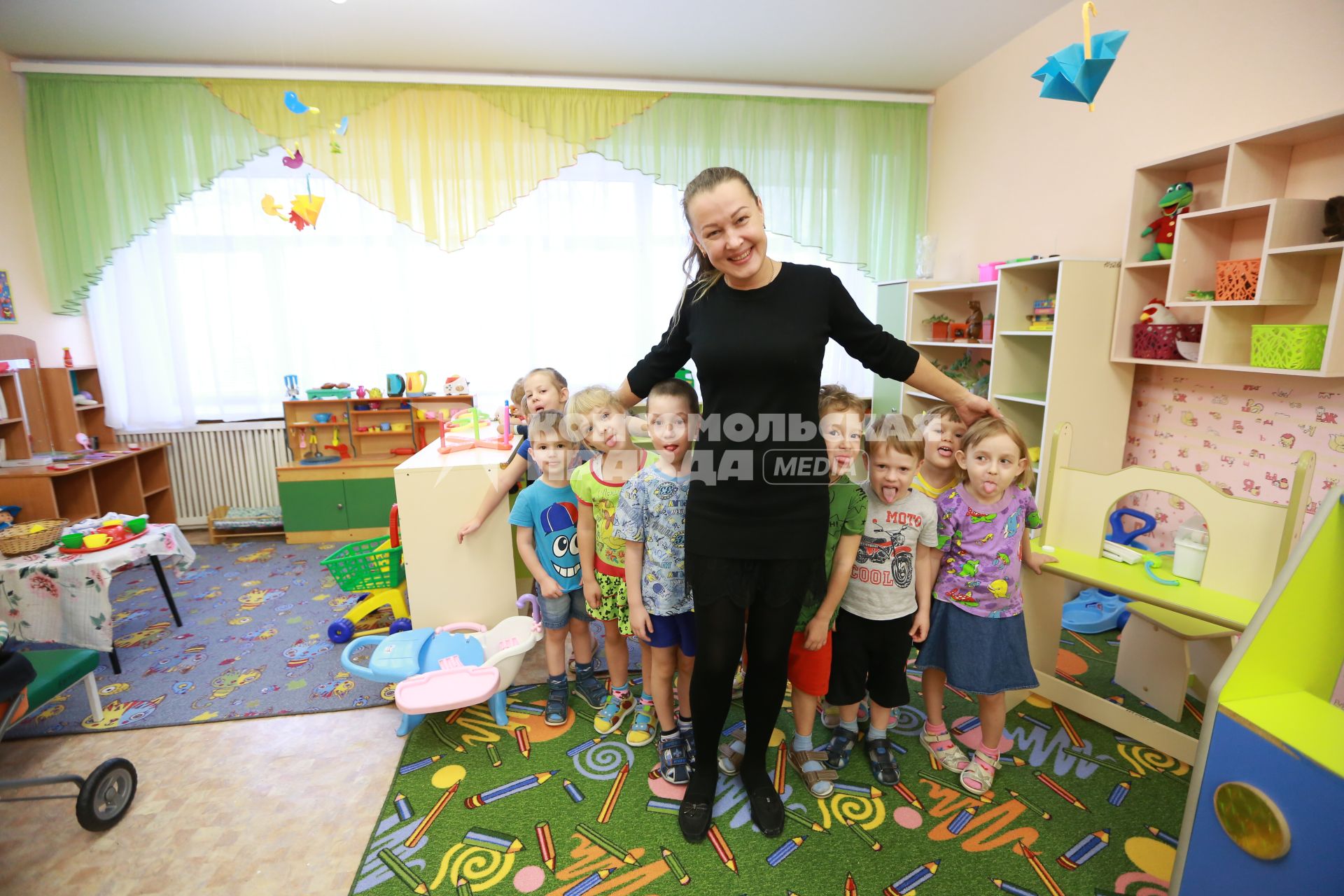 Красноярск. Воспитатель во время занятий с детьми в детском саду.
