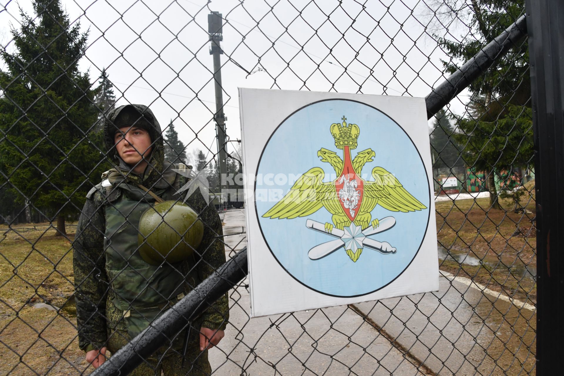 Зеленоград. Территория военной части , где расположен  Зенитно-ракетный комплекс С-400 `Триумф` и  РЛС  `Сопка`   .