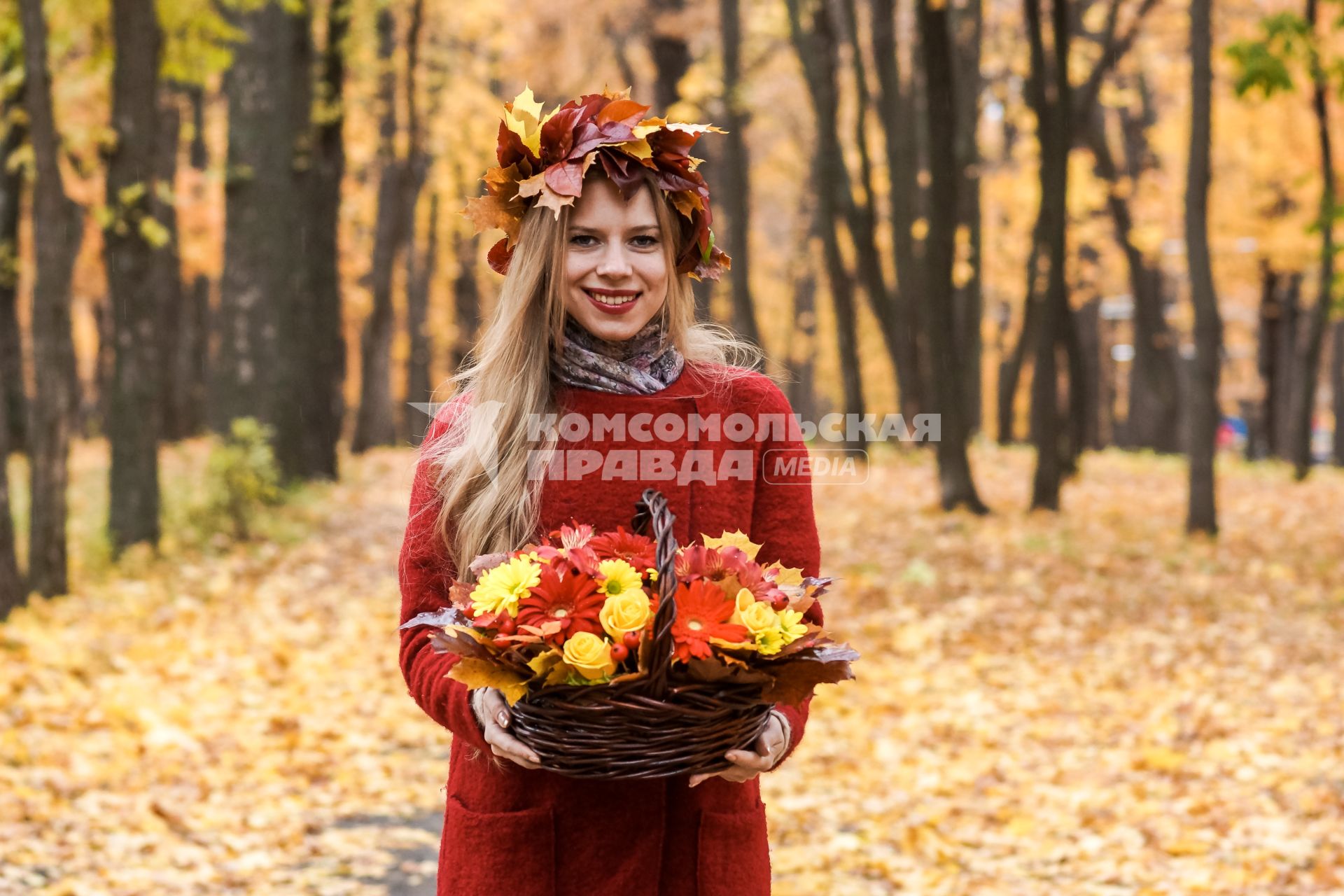 Самара. Девушка во время прогулки в осеннем парке.