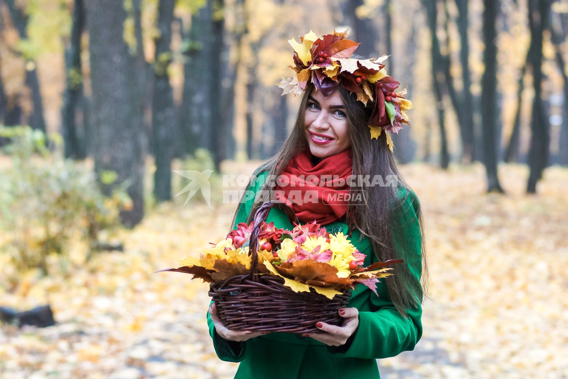 Самара. Девушка во время прогулки в осеннем парке.