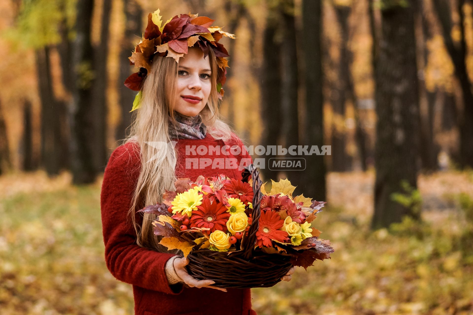 Самара. Девушка во время прогулки в осеннем парке.