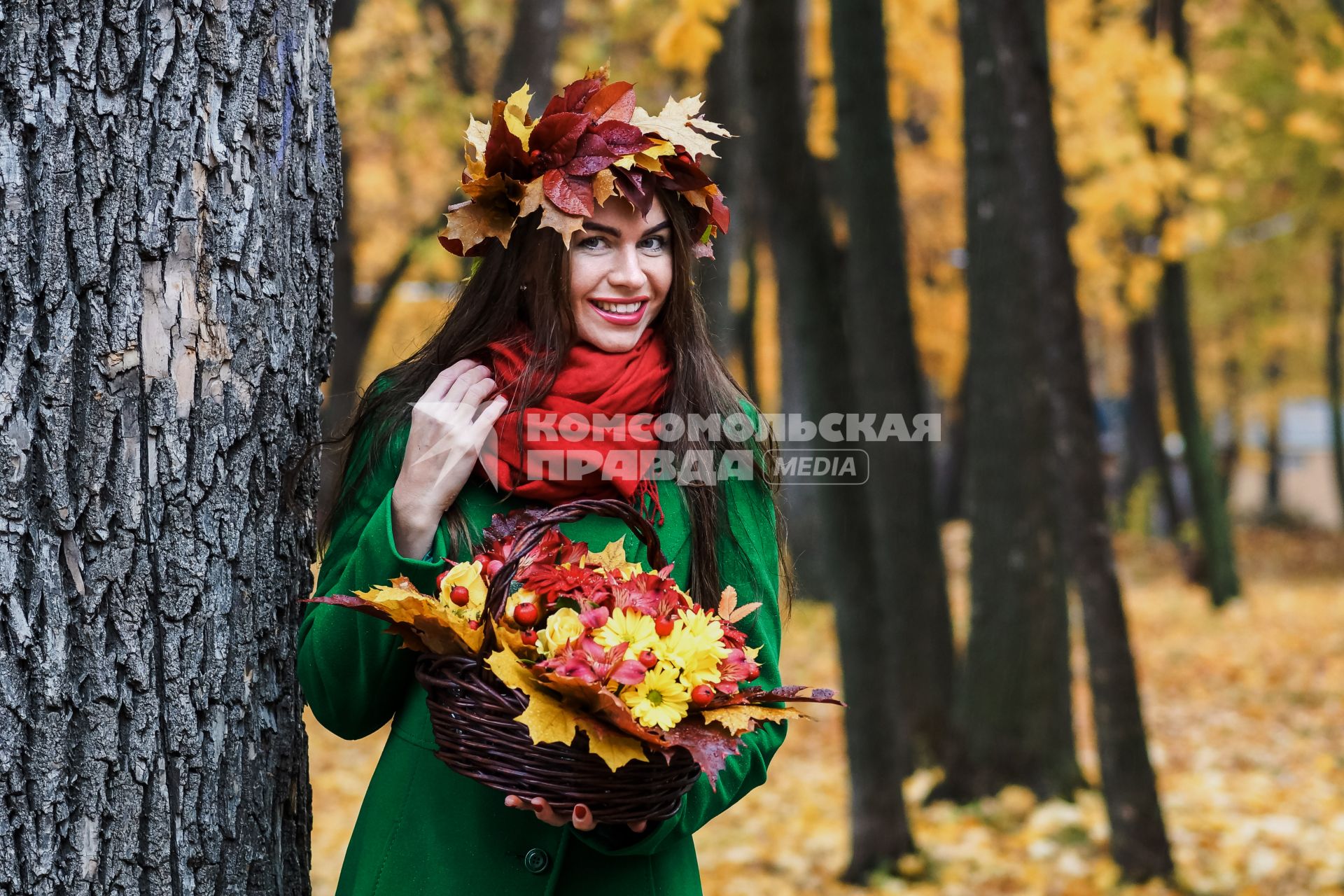 Самара. Девушка во время прогулки в осеннем парке.