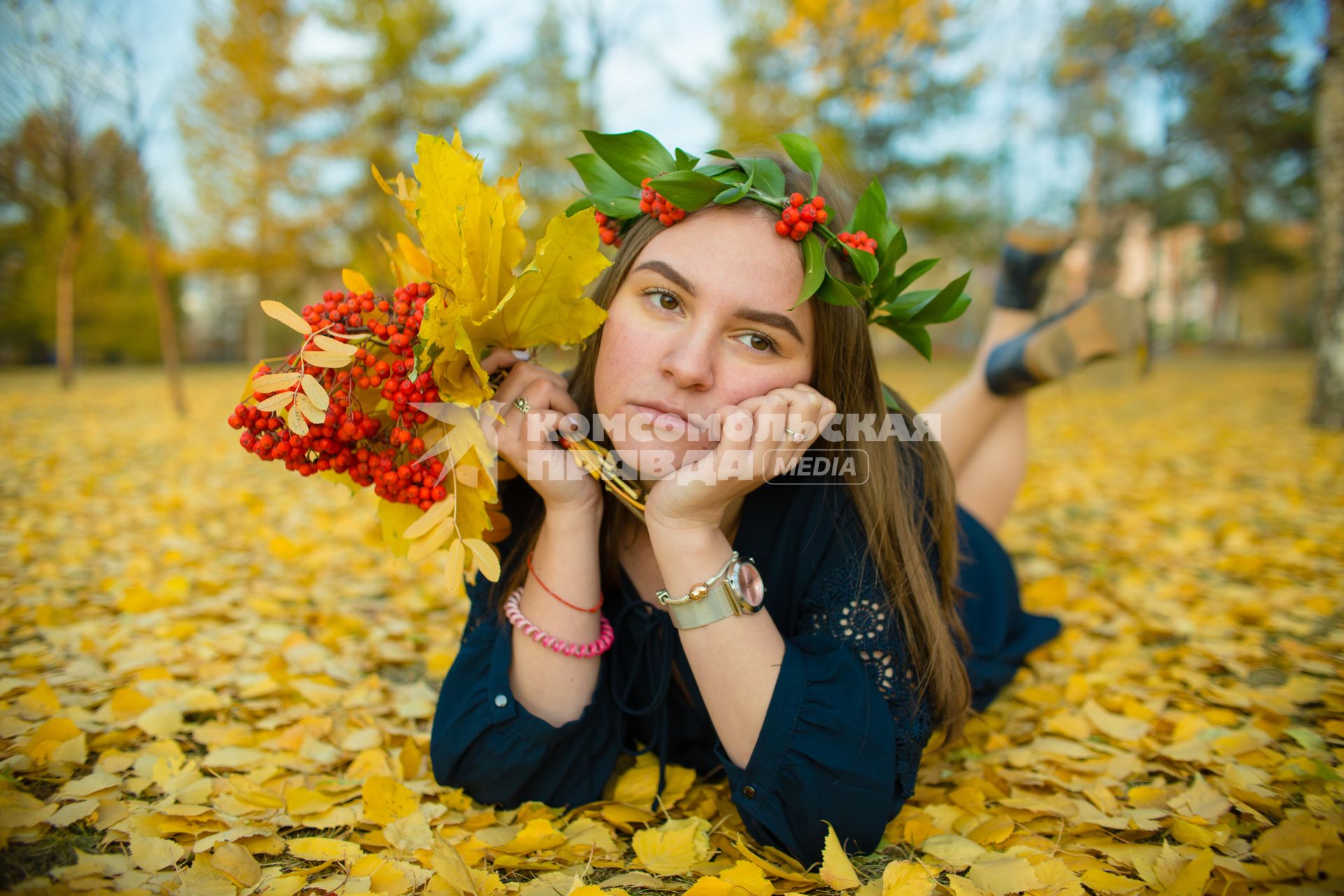 Челябинск. Девушка во время прогулки в осеннем парке.