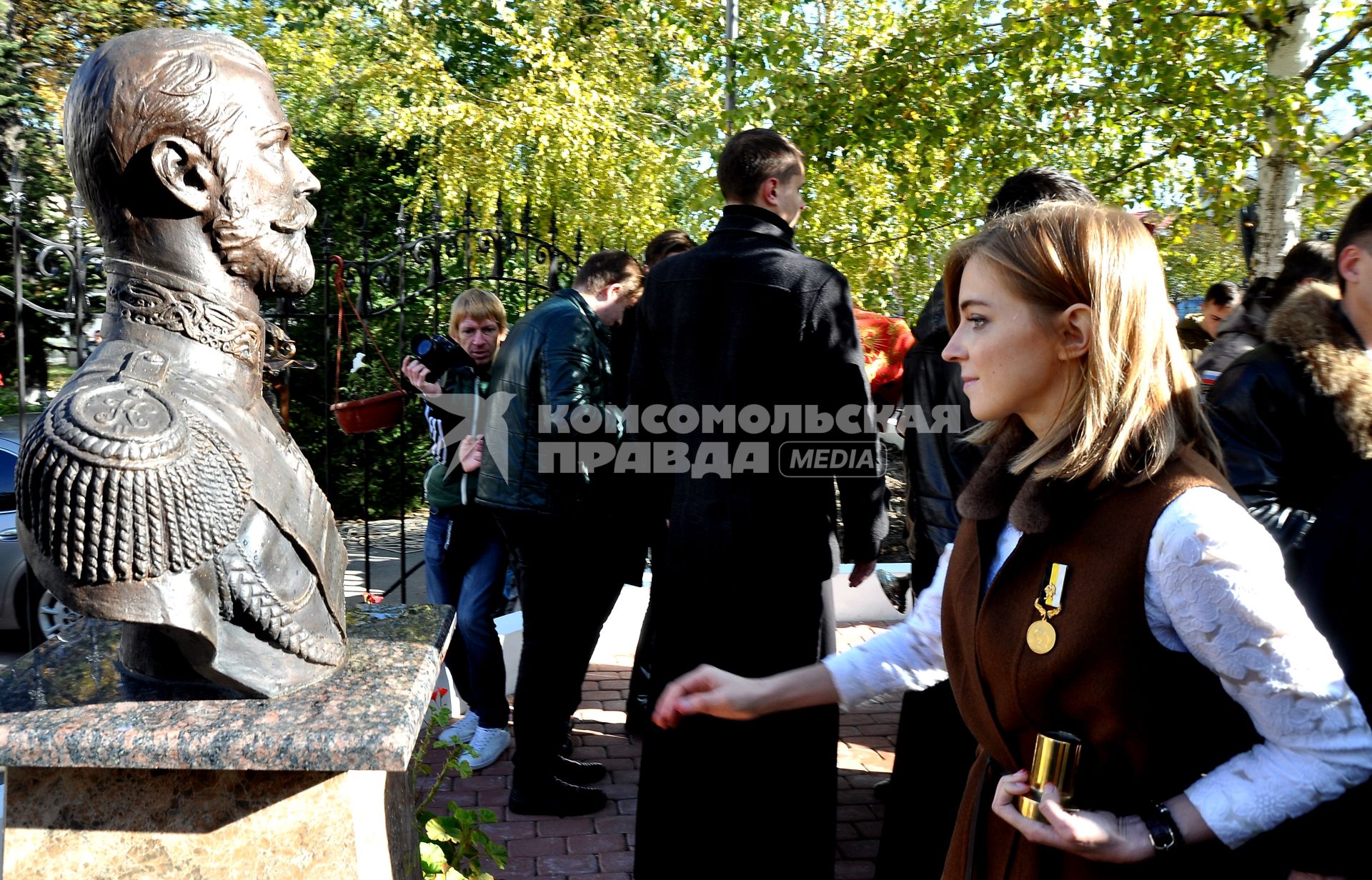 Симферополь. Депутат Госдумы Наталья Поклонская на открытии часовни в честь Святых Царственных страстотерпцев и бюста последнего российского императора Николая II возле здания прокуратуры Крыма.