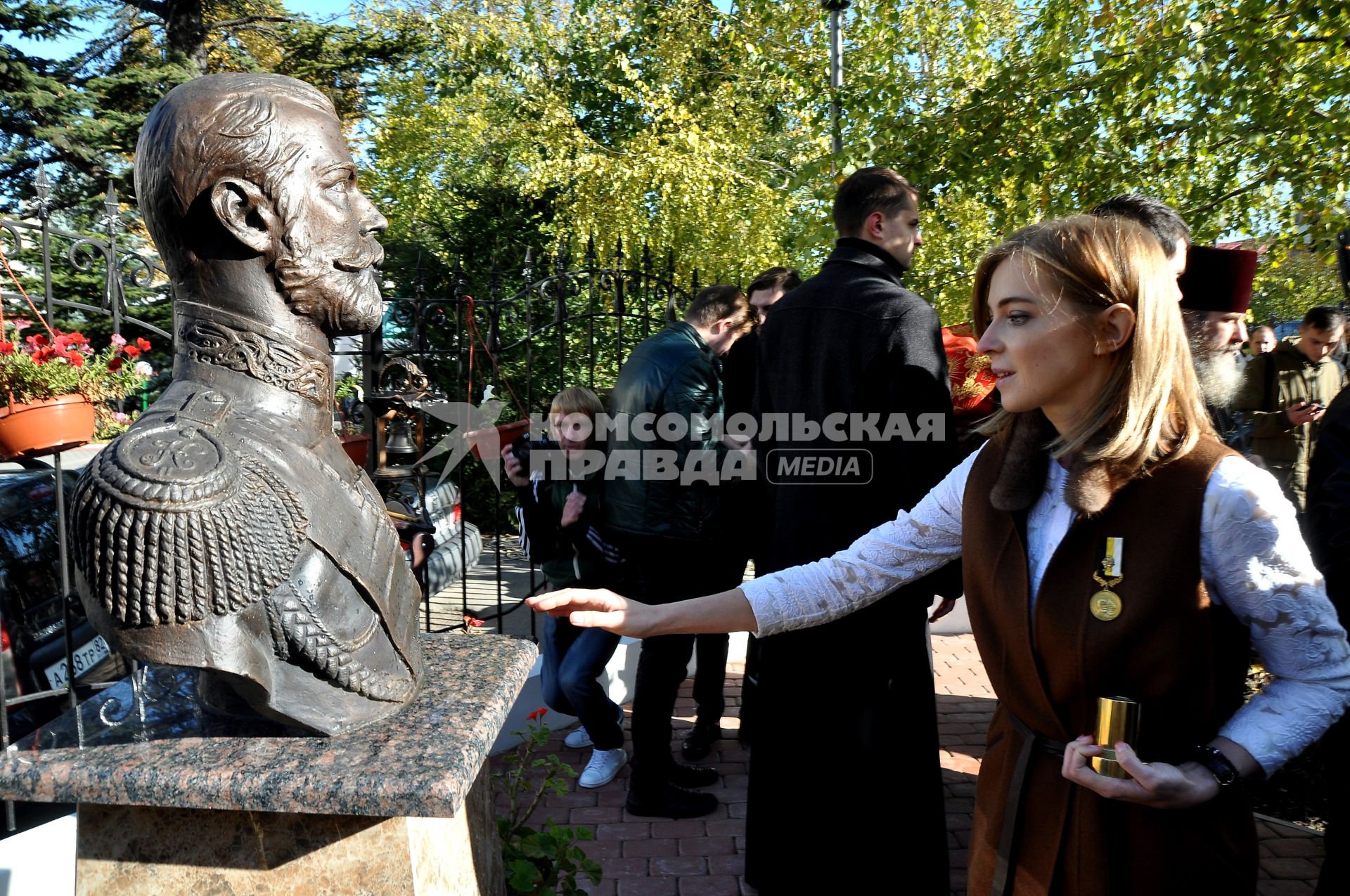 Симферополь. Депутат Госдумы Наталья Поклонская на открытии часовни в честь Святых Царственных страстотерпцев и бюста последнего российского императора Николая II возле здания прокуратуры Крыма.