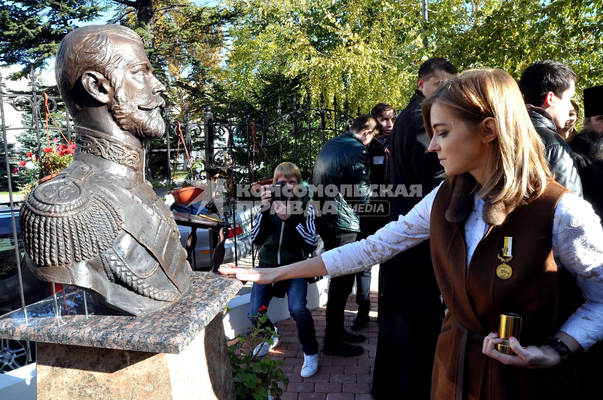 Симферополь. Депутат Госдумы Наталья Поклонская на открытии часовни в честь Святых Царственных страстотерпцев и бюста последнего российского императора Николая II возле здания прокуратуры Крыма.