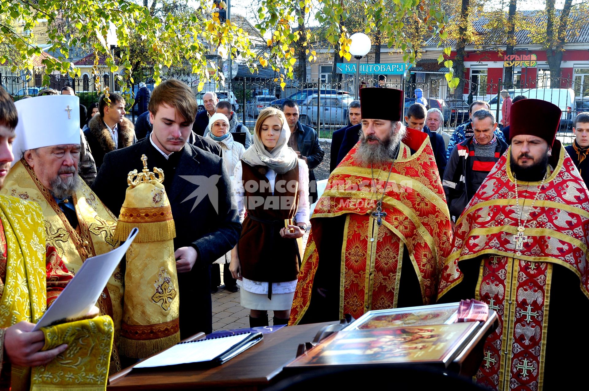 Симферополь. Депутат Госдумы Наталья Поклонская (в центре) на открытии часовни в честь Святых Царственных страстотерпцев и бюста последнего российского императора Николая II возле здания прокуратуры Крыма.