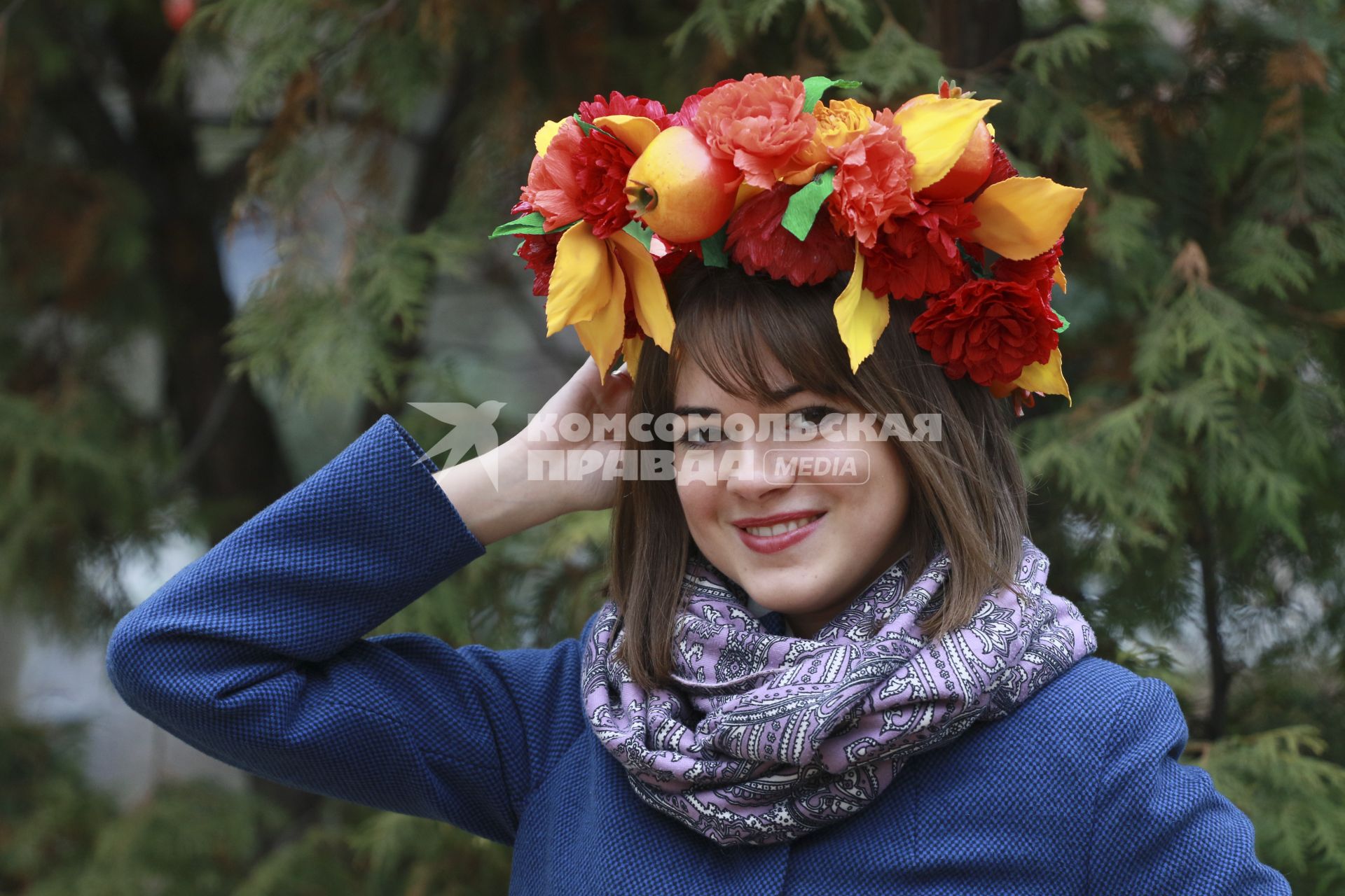 Барнаул. Девушка с венком на голове.