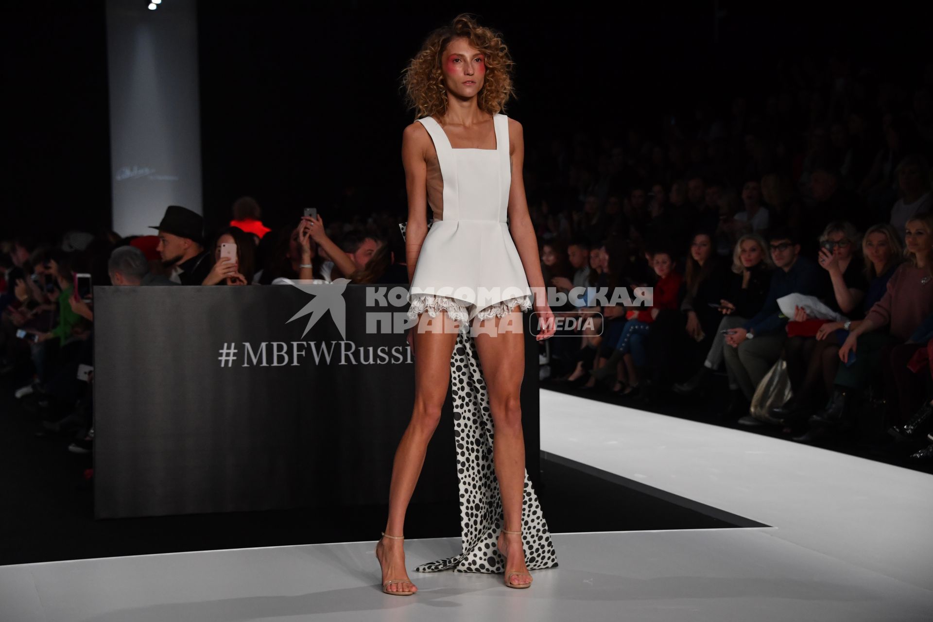 Москва. Модель на показе  Mercedes-Benz Fashion Week Russia в ЦВЗ `Манеж`.