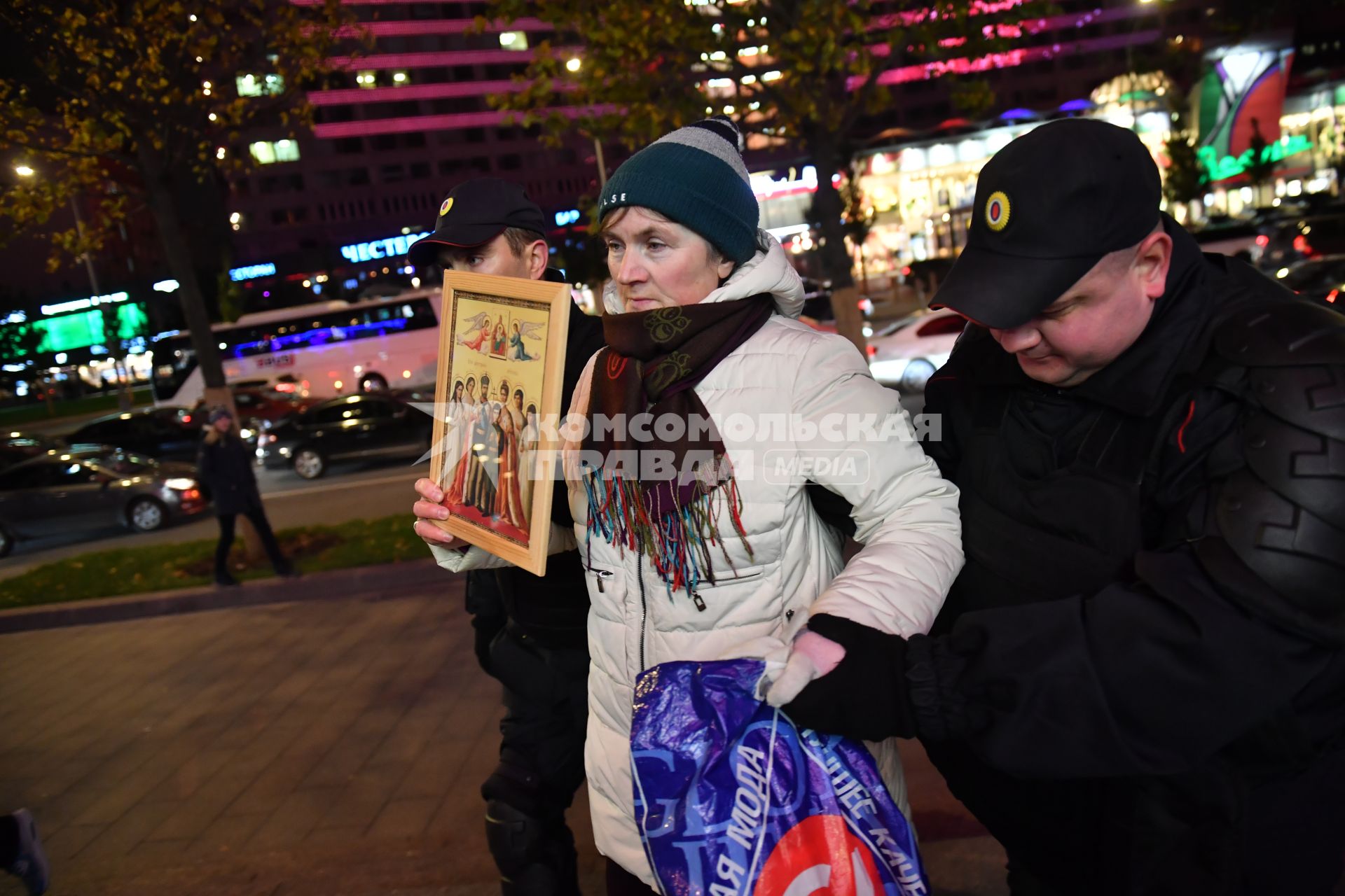 Москва.  Участница акции протеста перед  началом премьеры фильма  режиссера  Алексея Учителя `Матильда`  у кинотеатра  `Каро 11 Октябрь`.