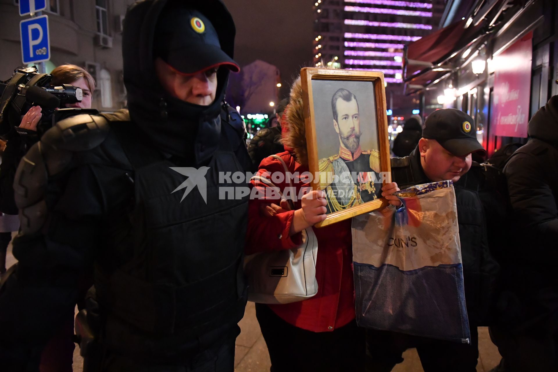 Москва.  Участница акции протеста перед  началом премьеры фильма  режиссера  Алексея Учителя `Матильда`  у кинотеатра  `Каро 11 Октябрь`.