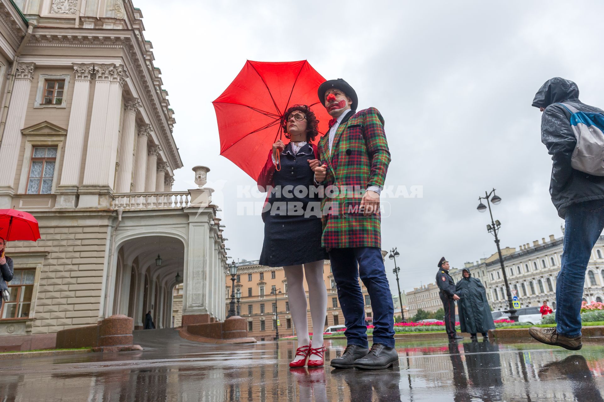 Санкт-Петербург.  Артисты театрального товарищества   `Комик-Трест`  вышли  на   Исаакиевскую площадь  на одиночные пикеты пред премьерой  фильма `ОНО` режиссера Андреса Мускетти.