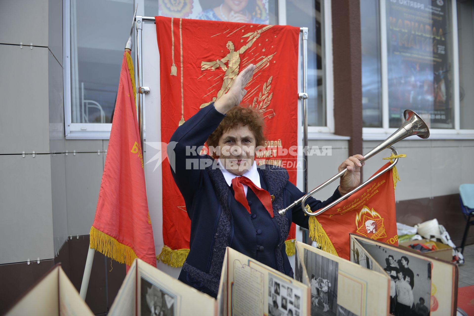Тула.  Женщина пенсионного возраста в пионерском галстуке на ярмарке ретро товаров советского периода.