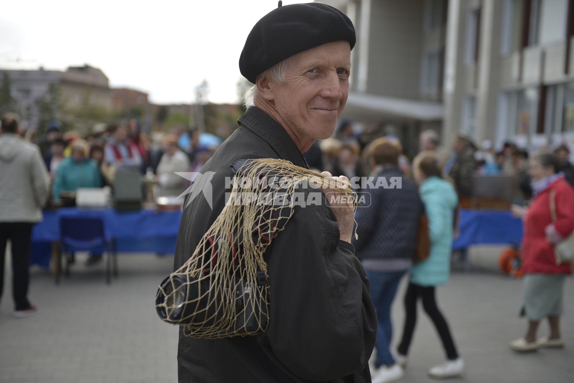 Тула.  Пожилой мужчина  на ярмарке ретро товаров советского периода.