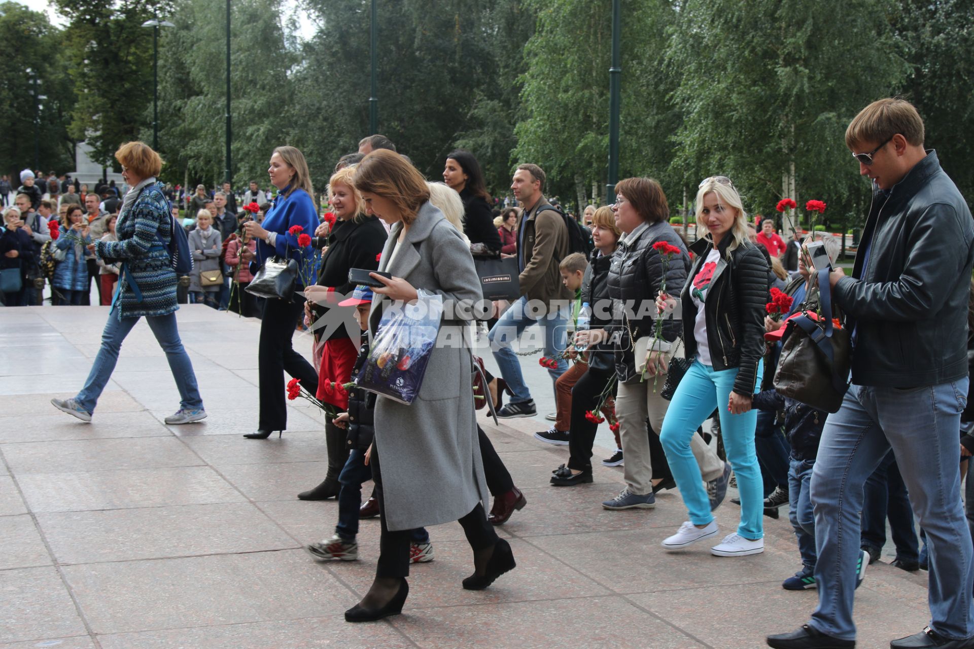 Москва.  Возложение цветов к Могиле Неизвестного солдата  после церемонии   принятия присяги кадетскими классми  школы #1411.