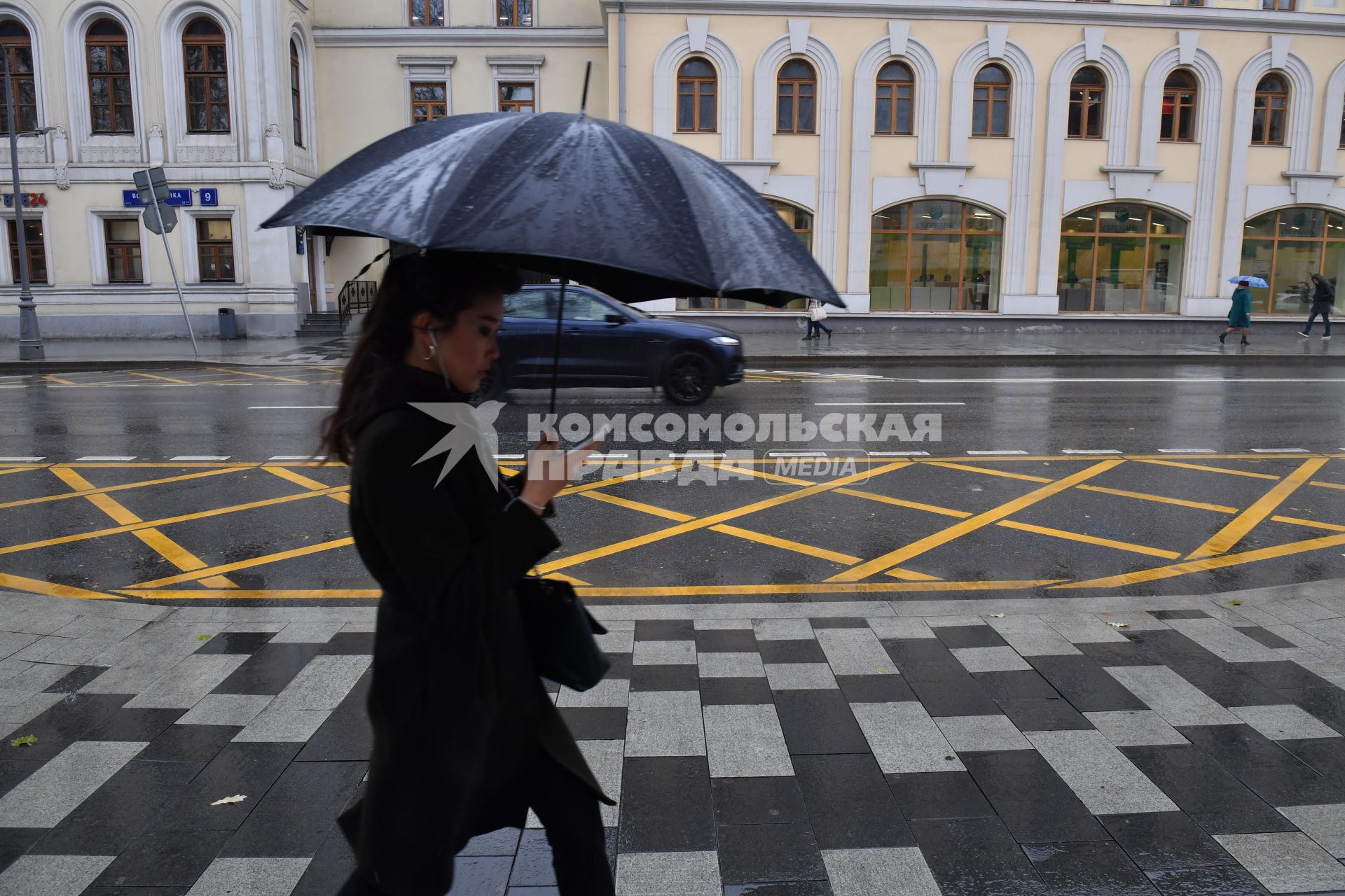 Москва. `Вафельная` разметка на улице Воздвиженка.