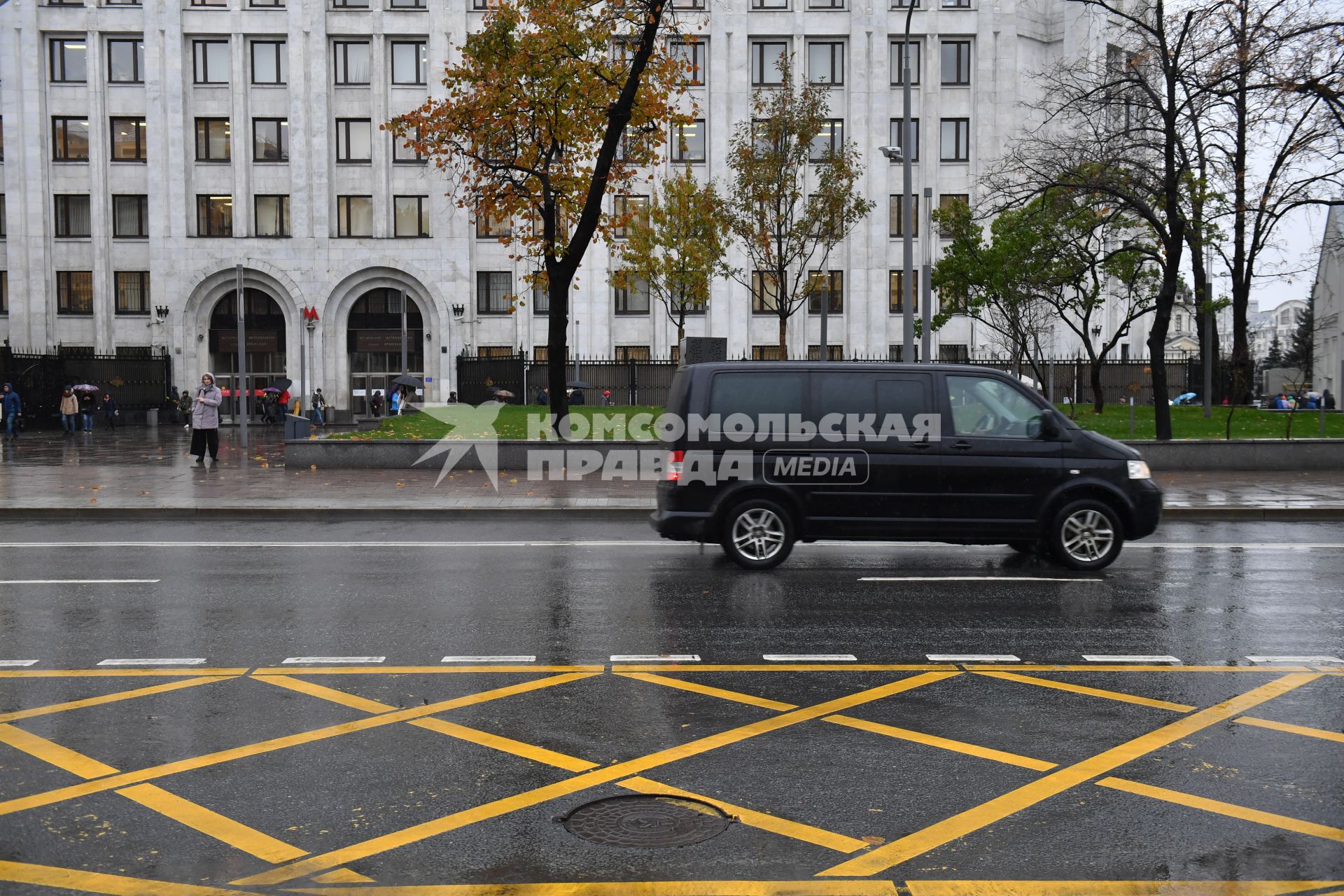 Москва. `Вафельная` разметка на улице Воздвиженка.