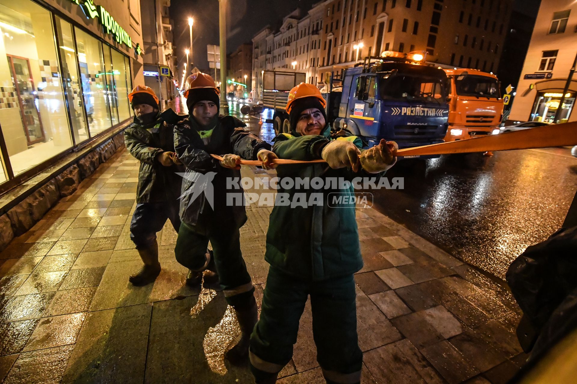 Москва. Высадка лип на Тверской улице на участке от Пушкинской до Триумфальной площади.