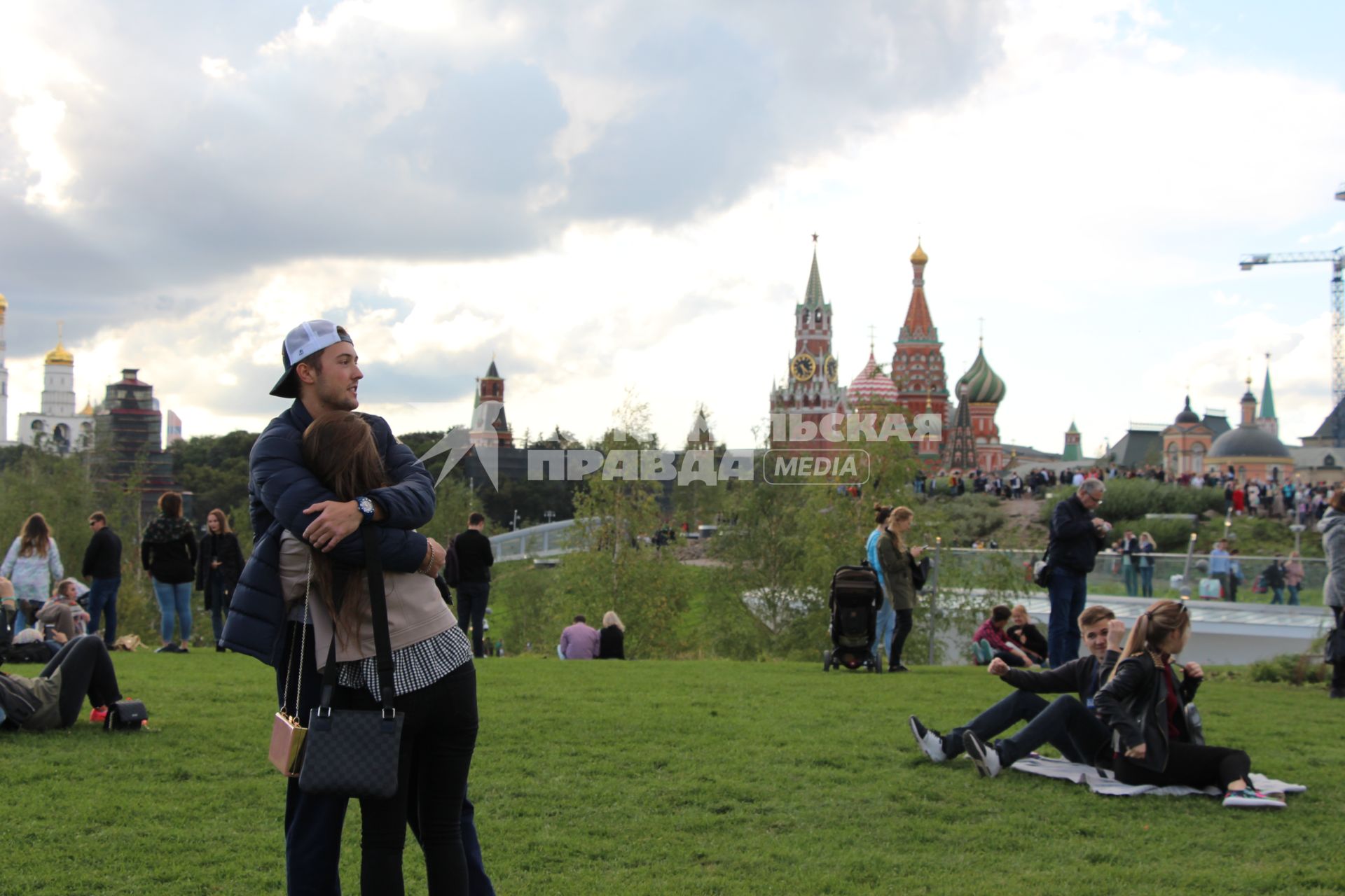 Москва. Посетители в природно-ландшафтном парке `Зарядье`.